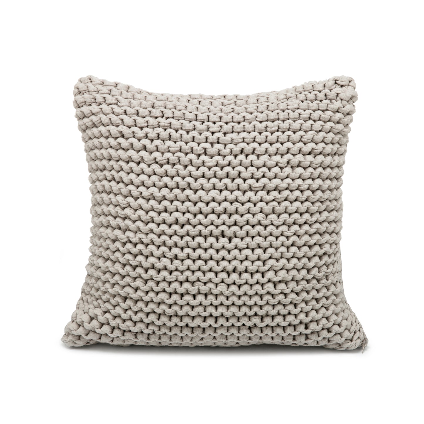 Almofada em tricô artesanal Fendi, frente e verso, com fio 100% algodão. Fechamento com zíper, possibilitando a remoção da capa para lavagem. Dimensões: Altura - 50cm; Largura - 50cm.