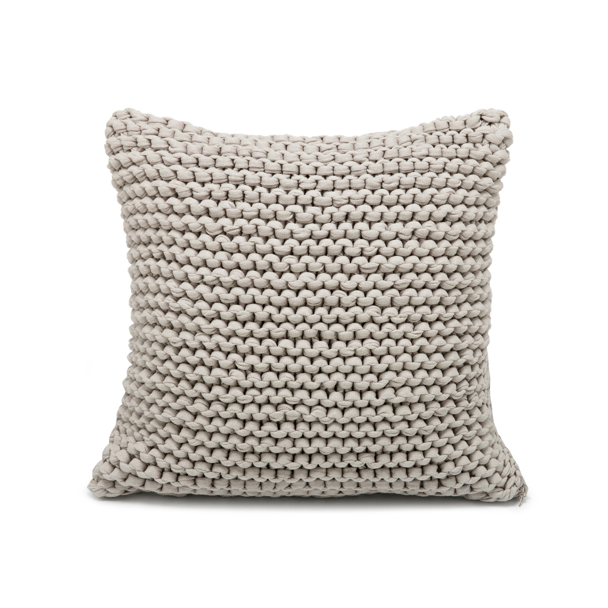 Almofada em tricô artesanal Fendi, frente e verso, com fio 100% algodão. Fechamento com zíper, possibilitando a remoção da capa para lavagem. Dimensões: Altura - 50cm; Largura - 50cm.