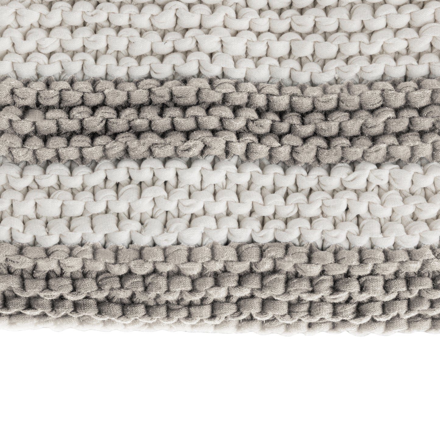 Peseira em tricô artesanal Cru/Fendi, com fio 100% algodão. Dimensões: Largura - 70cm; Comprimento - 130cm.