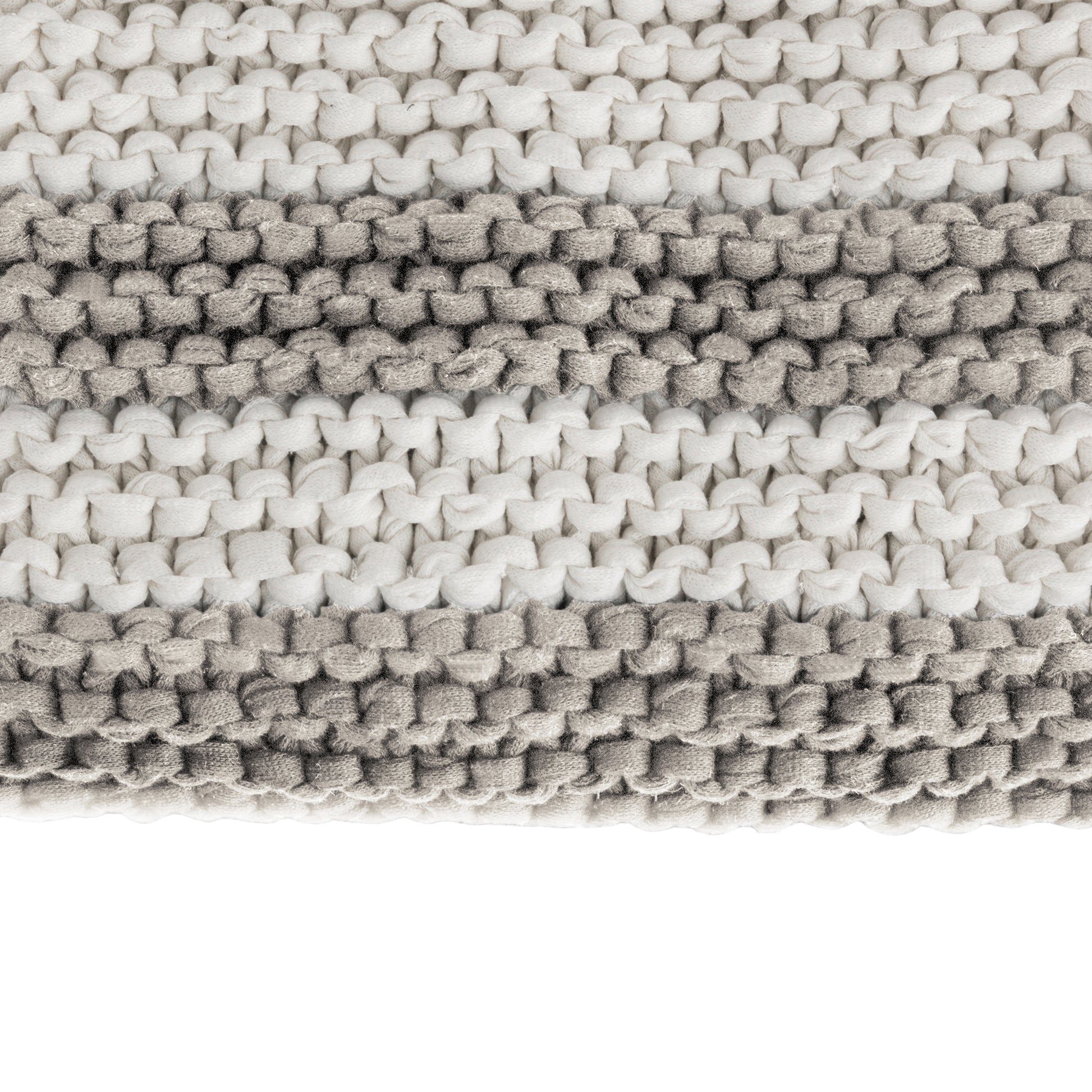 Peseira em tricô artesanal Cru/Fendi, com fio 100% algodão. Dimensões: Largura - 70cm; Comprimento - 130cm.