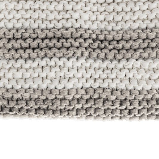 Peseira em tricô artesanal Cru/Fendi, com fio 100% algodão. Dimensões: Largura - 70cm; Comprimento - 130cm. 