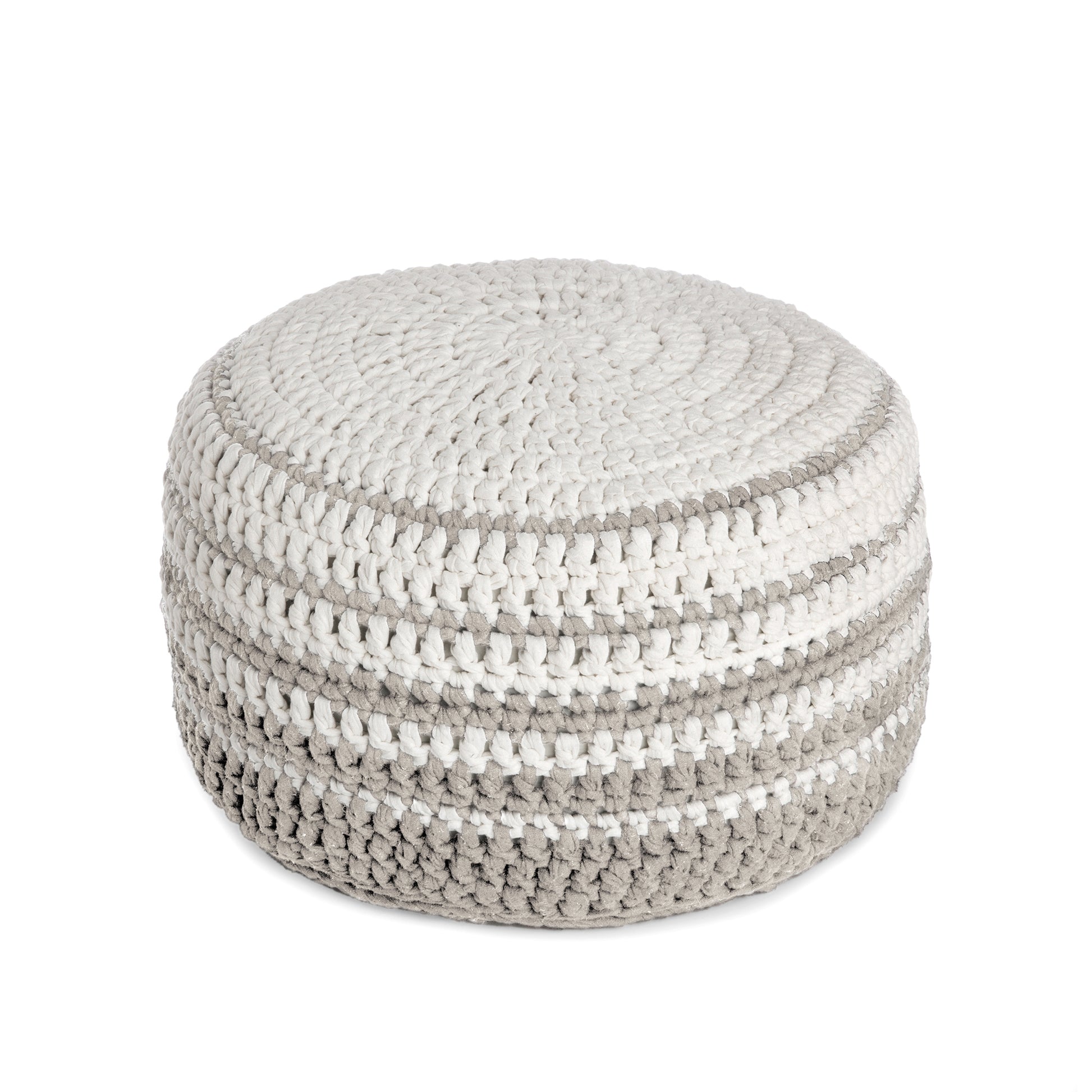 Puff de crochê artesanal listras, Fendi, com fio 100% algodão.  Fechamento com zíper, possibilitando a remoção da capa para lavagem.  Dimensões: Altura - 30cm; Diâmetro - 60cm.