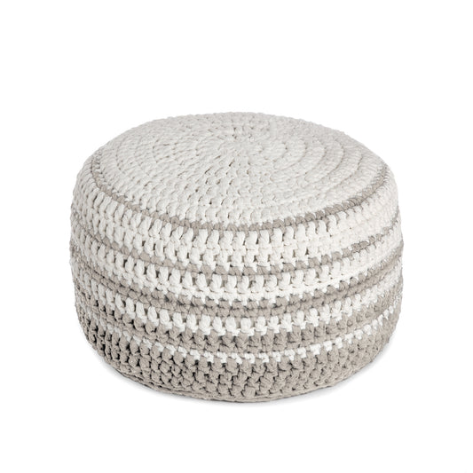 Puff de crochê artesanal listras, Fendi, com fio 100% algodão.  Fechamento com zíper, possibilitando a remoção da capa para lavagem.  Dimensões: Altura - 30cm; Diâmetro - 60cm.
