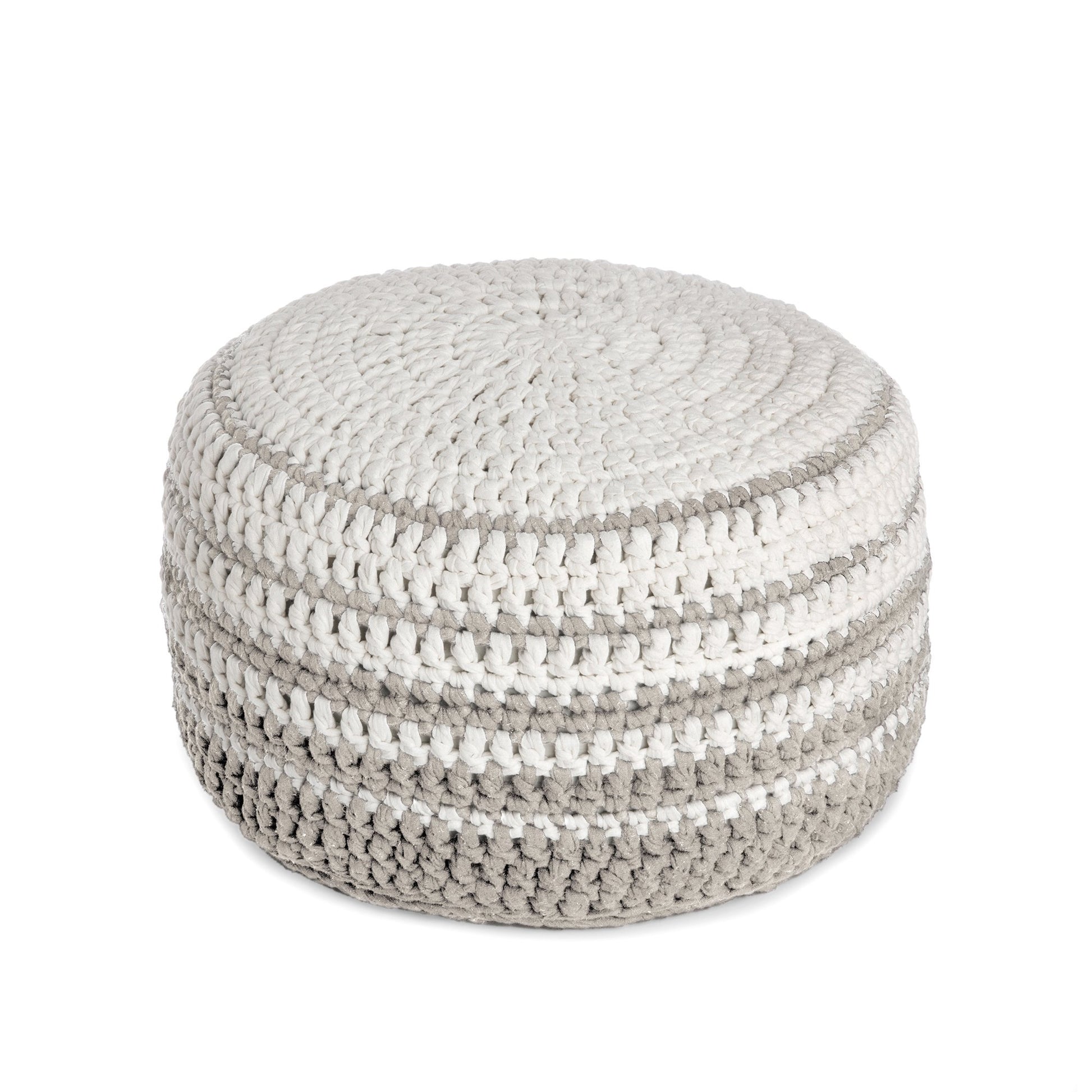 Puff de crochê artesanal listras, Fendi, com fio 100% algodão.  Fechamento com zíper, possibilitando a remoção da capa para lavagem.  Dimensões: Altura - 30cm; Diâmetro - 60cm.