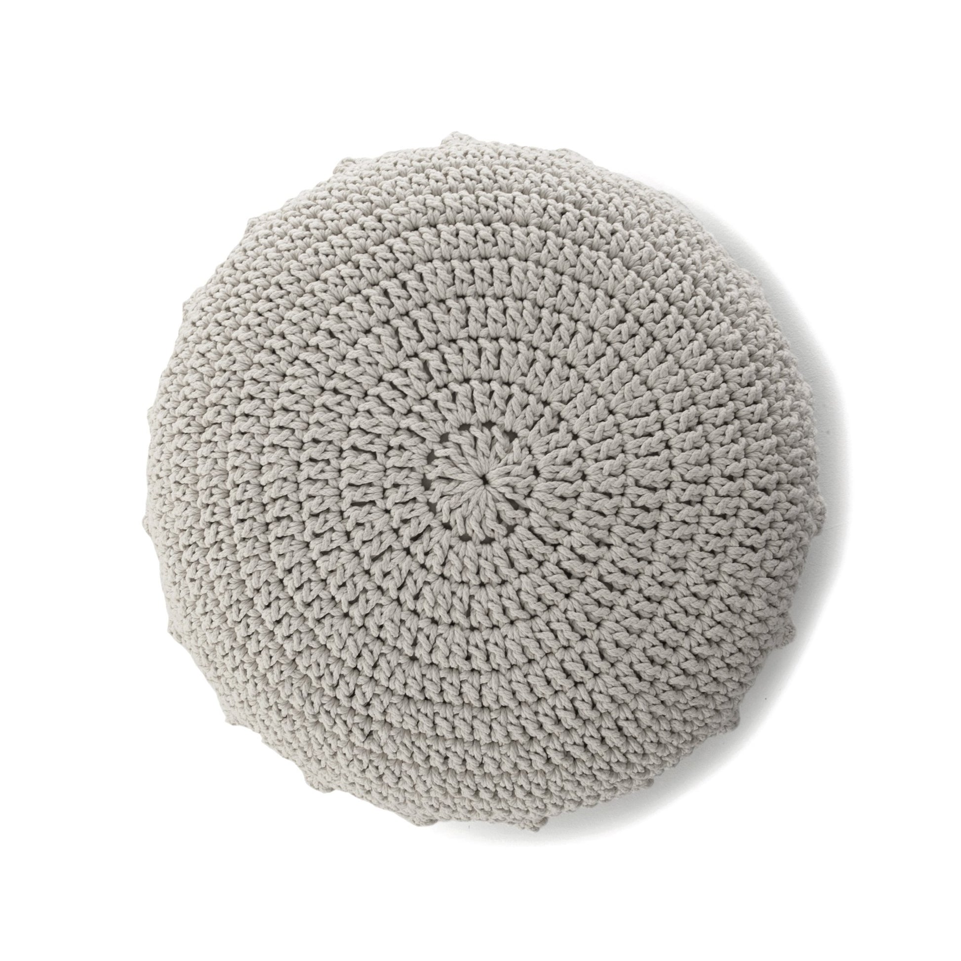Puff Disco em crochê Fendi, com fio 100% algodão.  Fechamento com zíper, possibilitando a remoção da capa para lavagem.  Dimensões: Altura - 20cm; Diâmetro - 85cm.