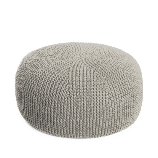 Puff em tricô artesanal, Fendi, com fio 100% algodão. Fechamento com zíper, possibilitando a remoção da capa para lavagem. Dimensões: Altura - 35cm; Diâmetro - 100cm.