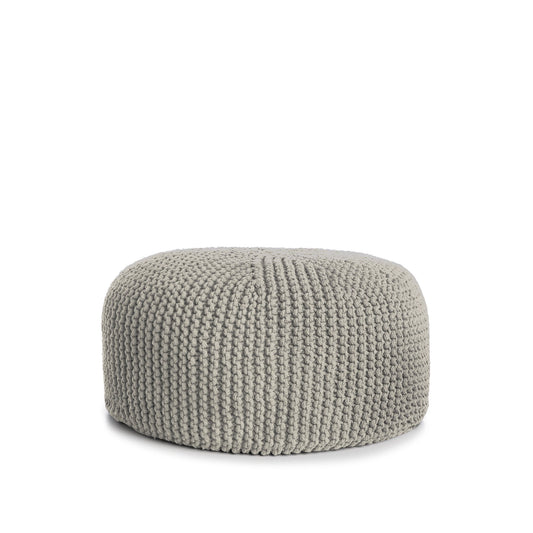Puff em tricô artesanal,  Fendi, com fio 100% algodão. Fechamento com zíper, possibilitando a remoção da capa para lavagem. Dimensões: Altura - 30cm; Diâmetro - 75cm.