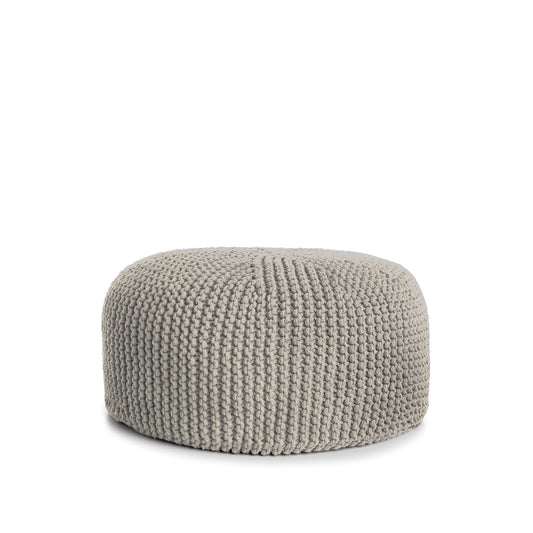 Puff em tricô artesanal,  Fendi, com fio 100% algodão. Fechamento com zíper, possibilitando a remoção da capa para lavagem. Dimensões: Altura - 30cm; Diâmetro - 75cm.