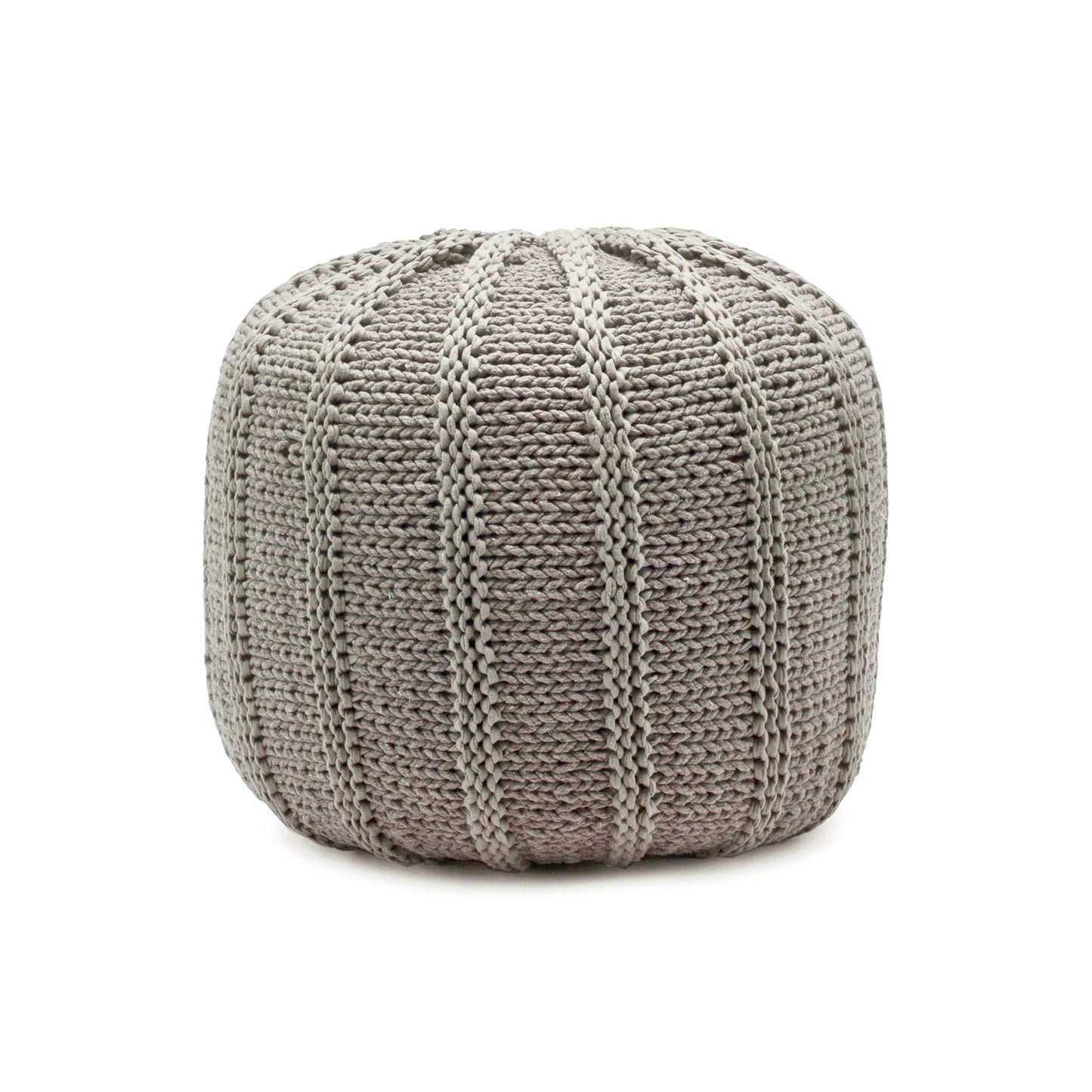 Puff em tricô artesanal, Fendi, com fio 100% algodão. Fechamento com zíper, possibilitando a remoção da capa para lavagem. Dimensões: Altura - 40cm; Diâmetro - 40cm.