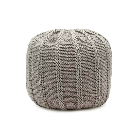 Puff em tricô artesanal, Fendi, com fio 100% algodão. Fechamento com zíper, possibilitando a remoção da capa para lavagem. Dimensões: Altura - 40cm; Diâmetro - 40cm.
