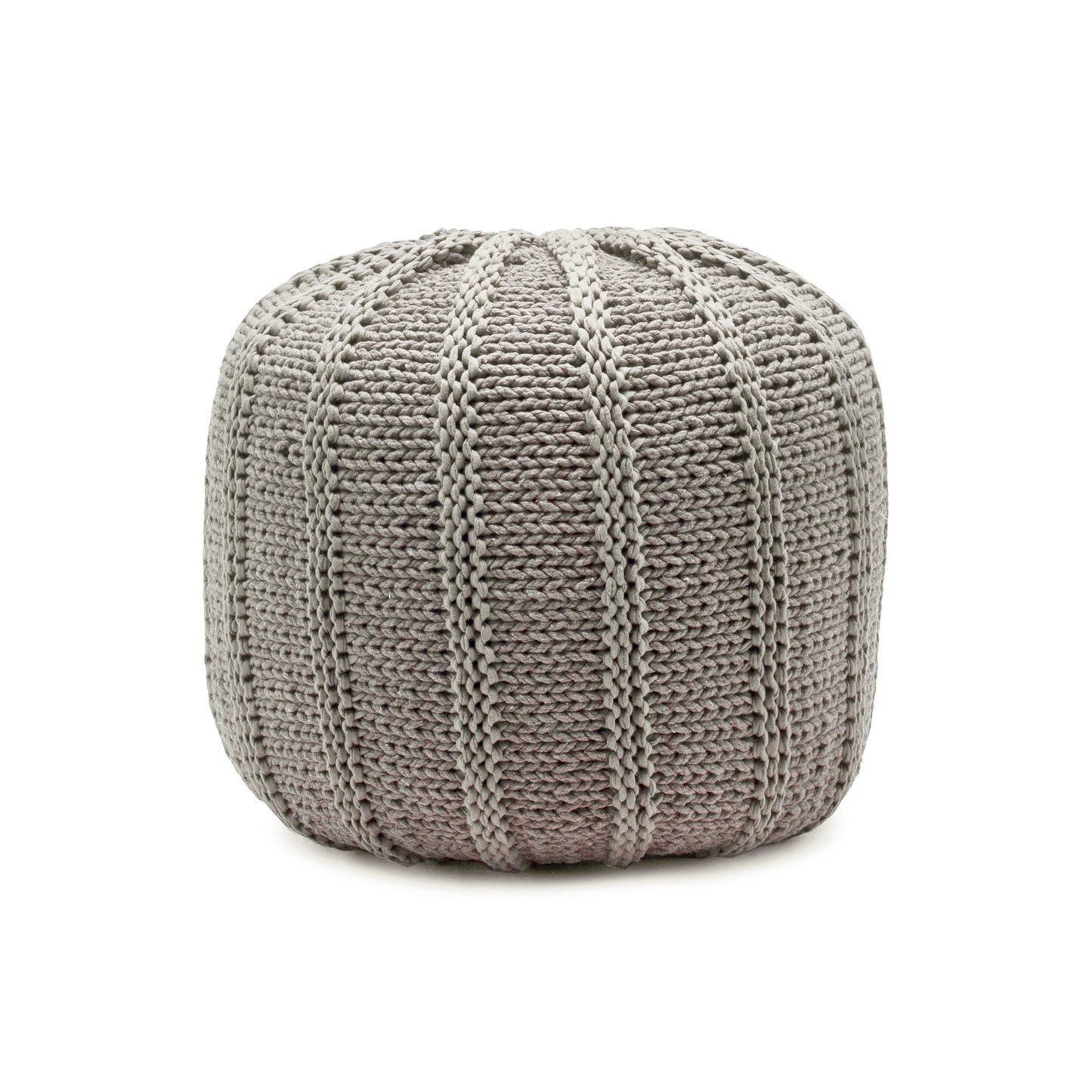 Puff em tricô artesanal, Fendi, com fio 100% algodão. Fechamento com zíper, possibilitando a remoção da capa para lavagem. Dimensões: Altura - 40cm; Diâmetro - 40cm.