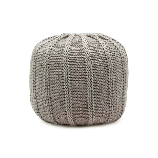 Puff em tricô artesanal, Fendi, com fio 100% algodão. Fechamento com zíper, possibilitando a remoção da capa para lavagem. Dimensões: Altura - 40cm; Diâmetro - 40cm.