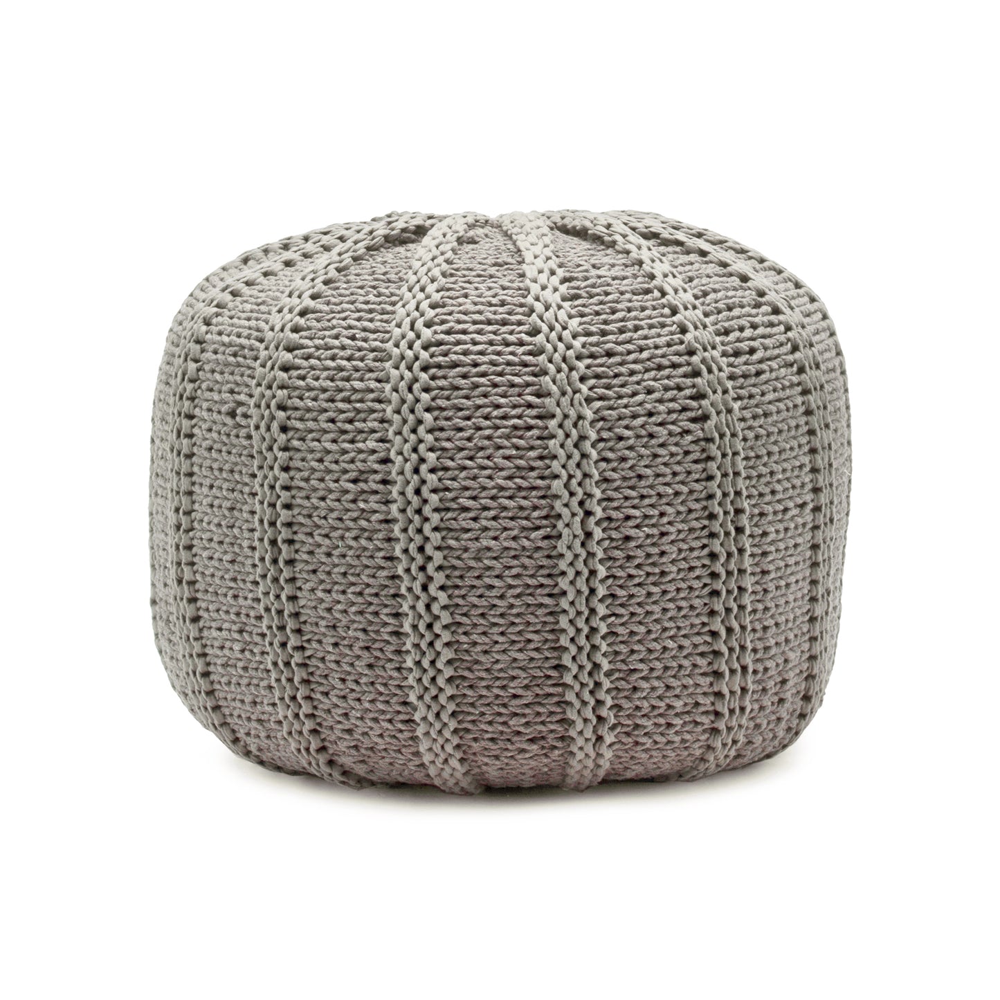 Puff em tricô artesanal, Fendi, com fio 100% algodão. Fechamento com zíper, possibilitando a remoção da capa para lavagem. Dimensões: Altura - 40cm; Diâmetro - 60cm.