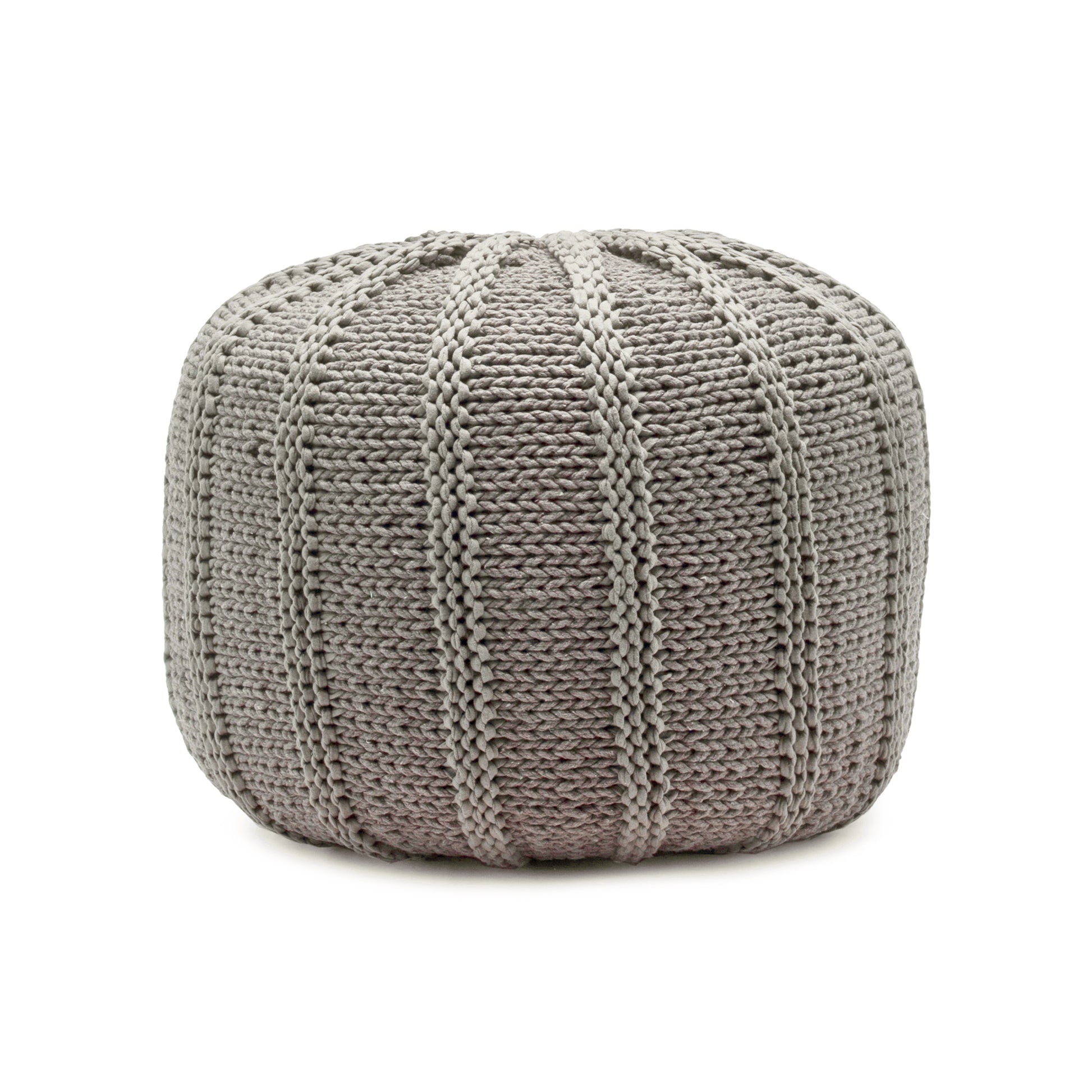Puff em tricô artesanal, Fendi, com fio 100% algodão. Fechamento com zíper, possibilitando a remoção da capa para lavagem. Dimensões: Altura - 40cm; Diâmetro - 60cm.