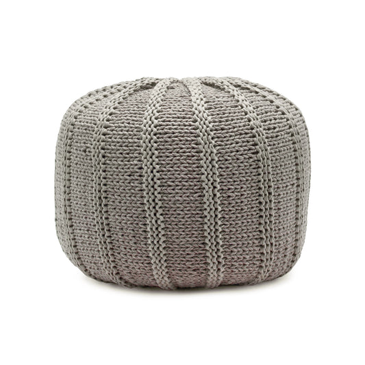 Puff em tricô artesanal, Fendi, com fio 100% algodão. Fechamento com zíper, possibilitando a remoção da capa para lavagem. Dimensões: Altura - 40cm; Diâmetro - 60cm.