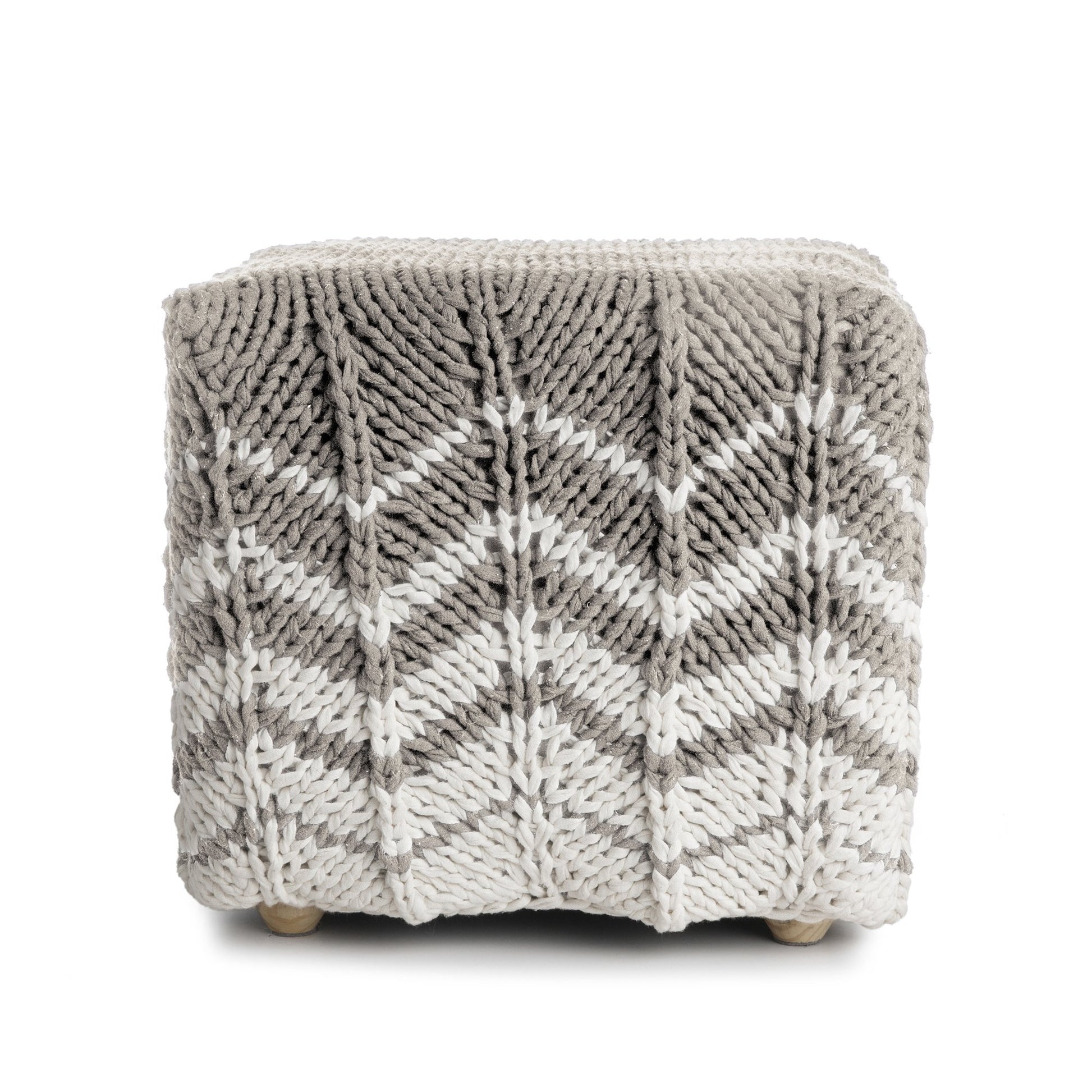 Puff Zig Zag, em tricô artesanal, Fendi/Cru, com fio 100% algodão. Dimensões: Altura - 40cm; Largura - 45cm; Comprimento - 45cm.