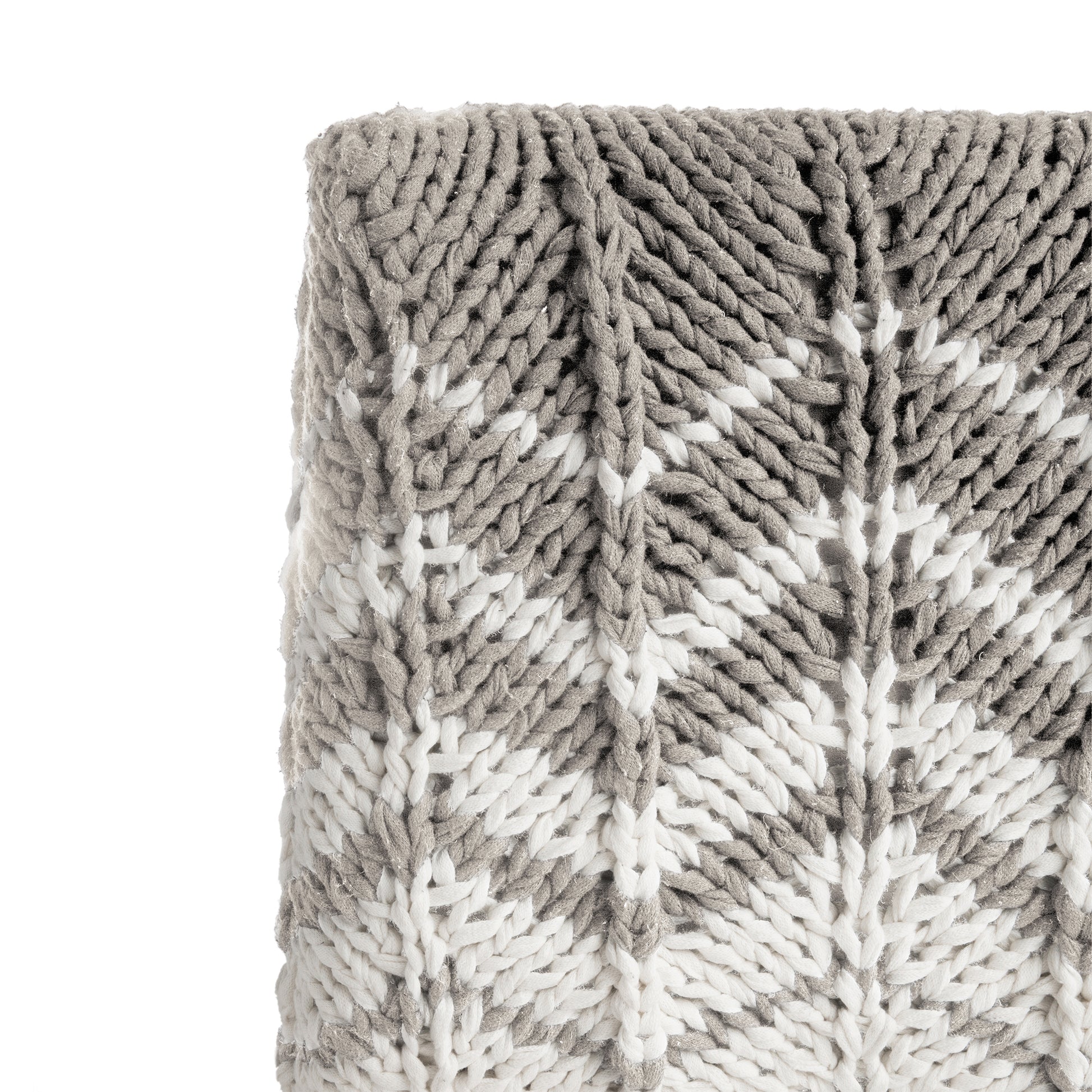 Puff Zig Zag, em tricô artesanal, Fendi/Cru, com fio 100% algodão. Dimensões: Altura - 40cm; Largura - 45cm; Comprimento - 45cm.