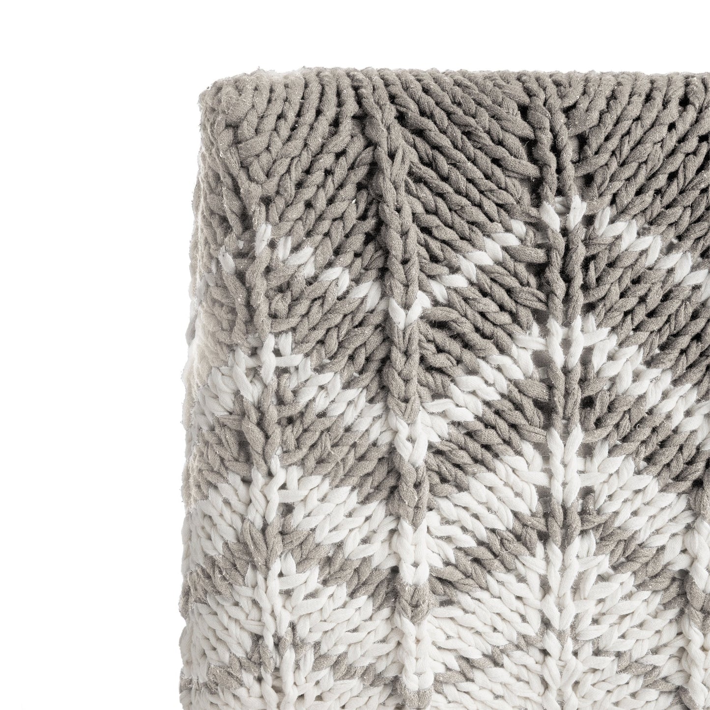 Puff Zig Zag, em tricô artesanal, Fendi/Cru, com fio 100% algodão. Dimensões: Altura - 40cm; Largura - 45cm; Comprimento - 45cm.