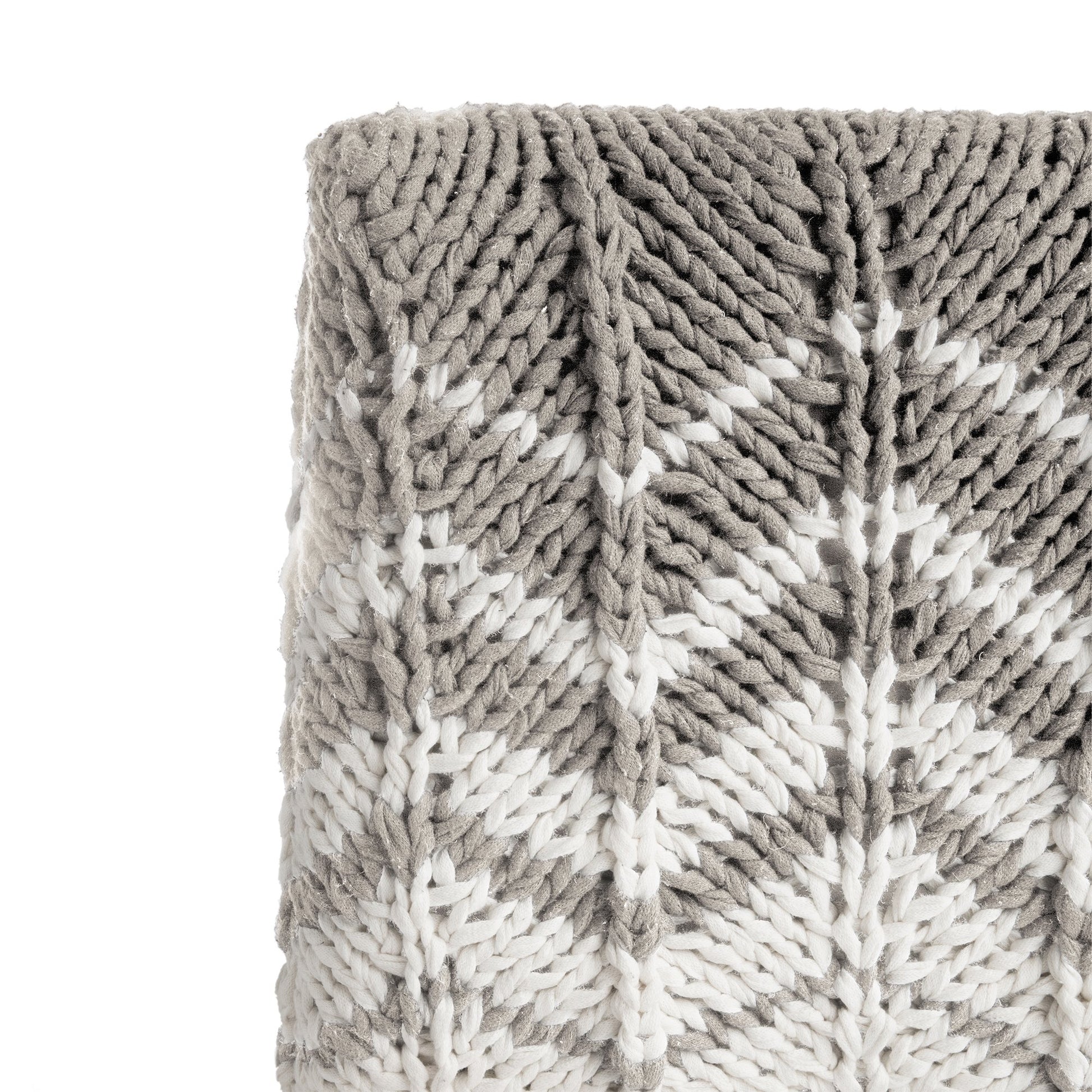 Puff Zig Zag, em tricô artesanal, Fendi/Cru, com fio 100% algodão. Dimensões: Altura - 40cm; Largura - 45cm; Comprimento - 45cm.