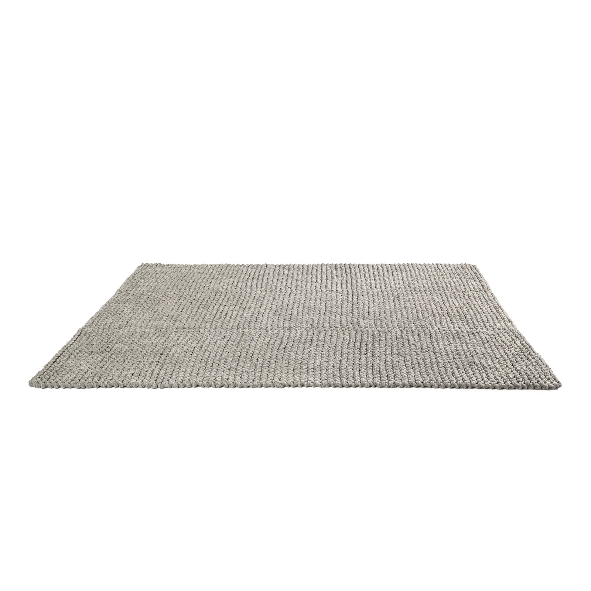Tapete em tricô artesanal Fendi, com fio 100% algodão. Dimensões: Largura - 150cm; Comprimento - 200cm.