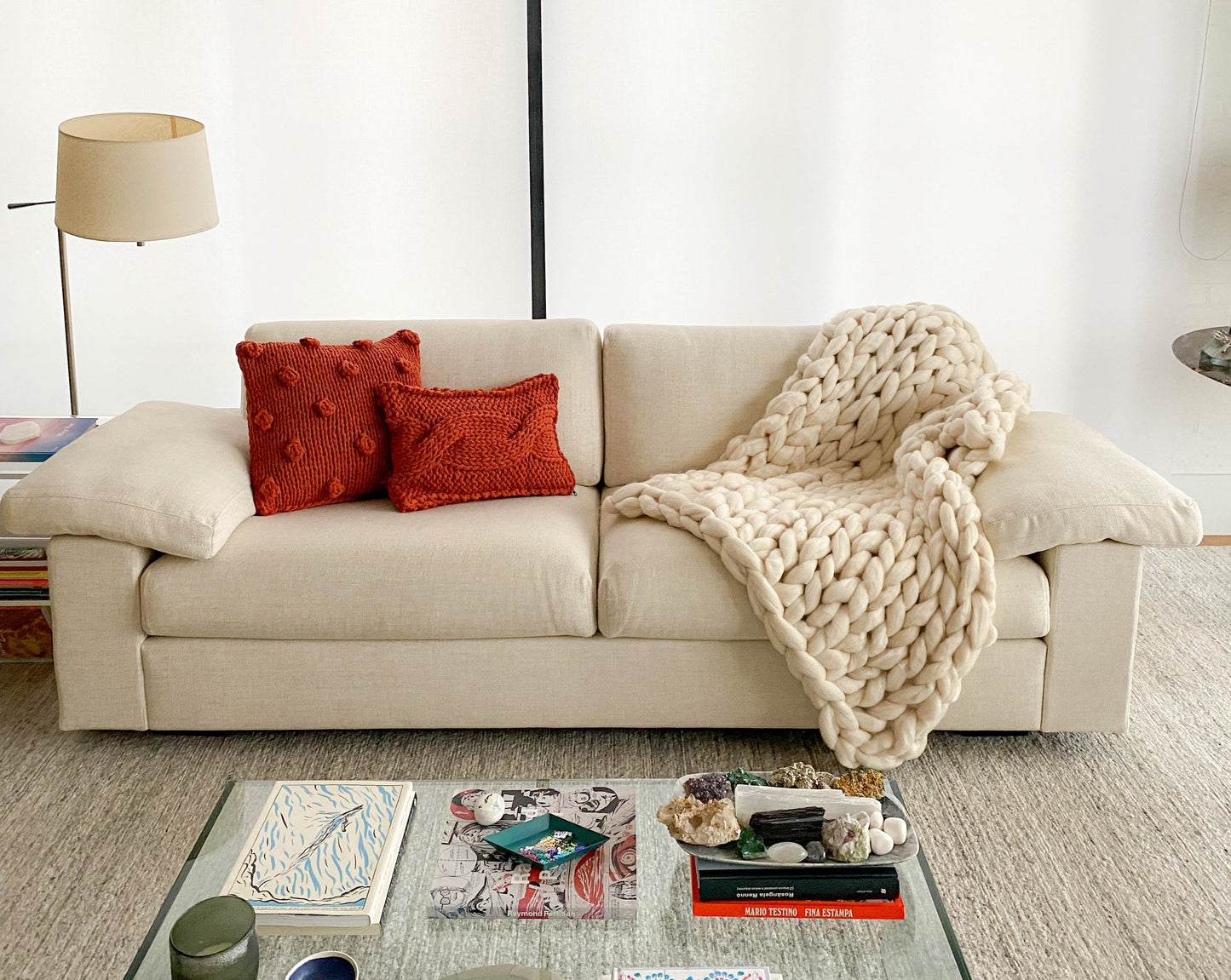 Maxi Manta em tricô artesanal Cru, feita com lã Corriedale 100% natural, sem tingimento. Cinto de couro Marrom, com fivela de metal.