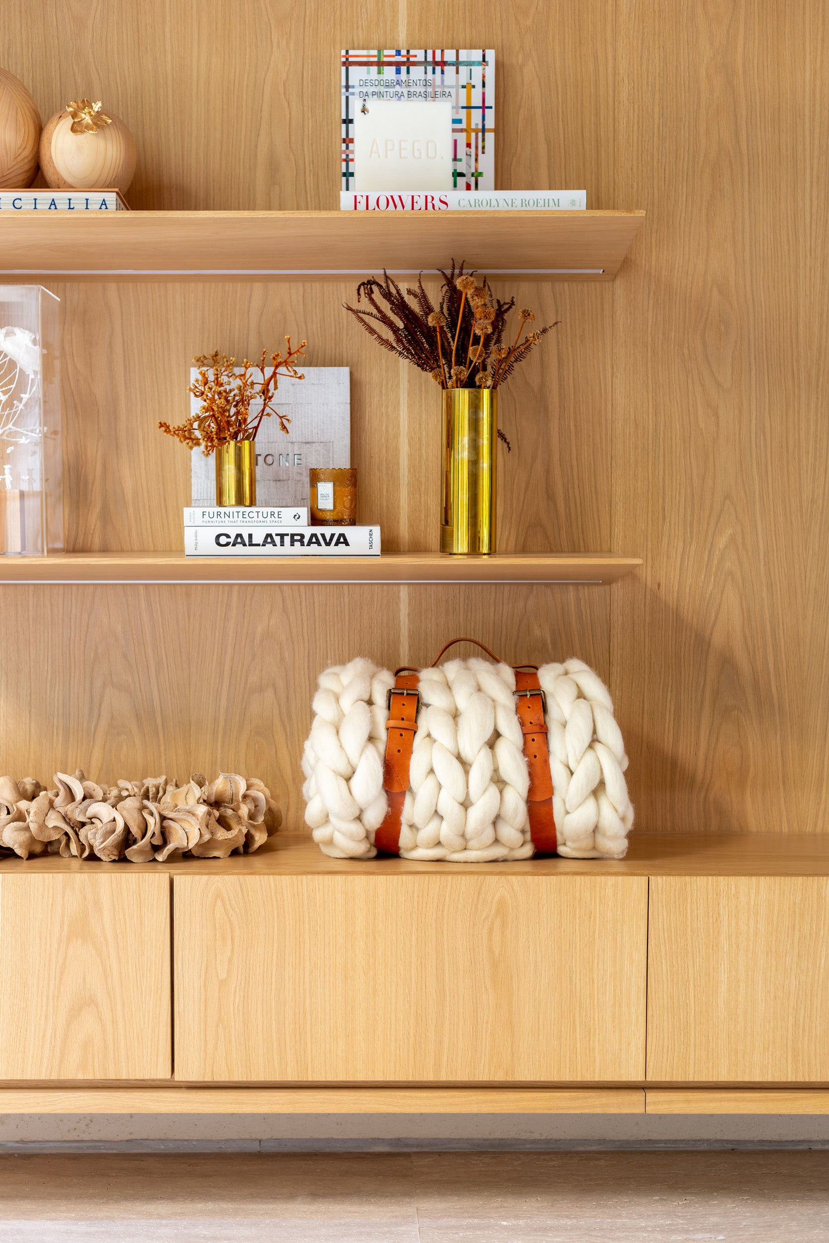 Maxi Manta em tricô artesanal Cru, feita com lã Corriedale 100% natural, sem tingimento. Cinto de couro Marrom, com fivela de metal.