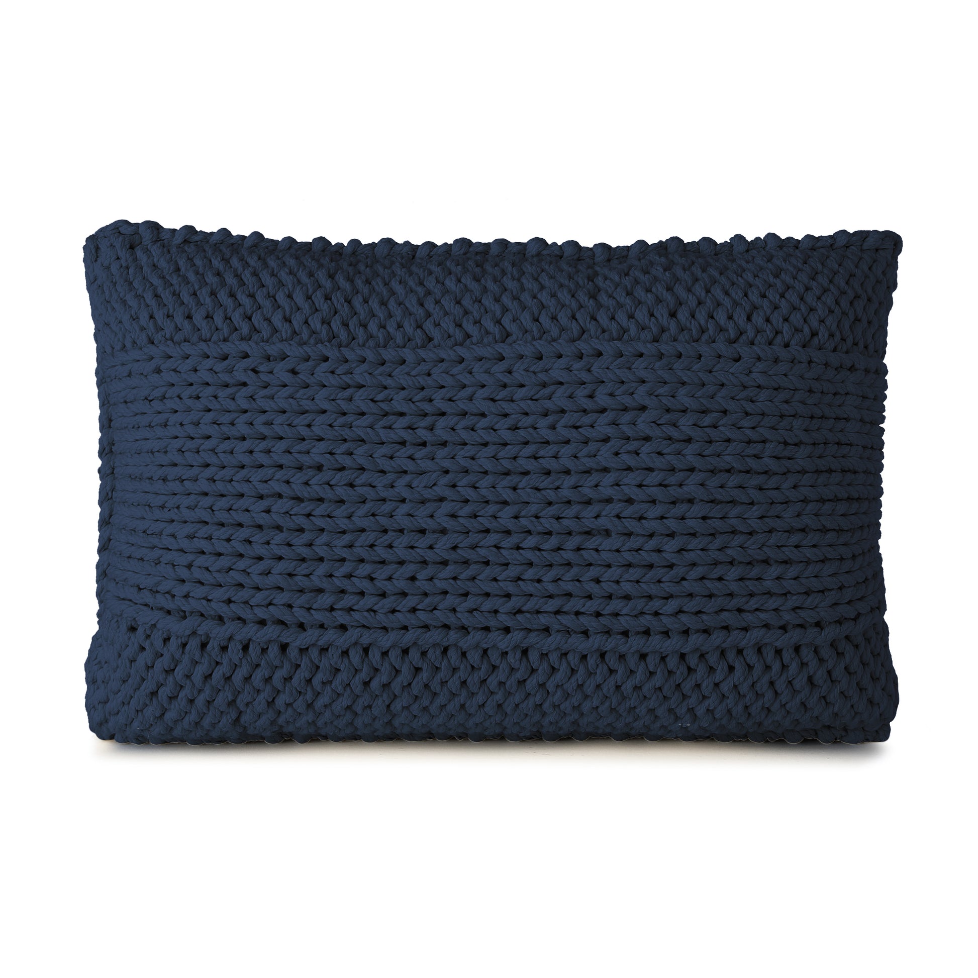Almofada em tricô artesanal Marinho, frente e verso, com fio 100% algodão. Fechamento com zíper, possibilitando a remoção da capa para lavagem. Dimensões: Altura - 40cm; Largura - 60cm.