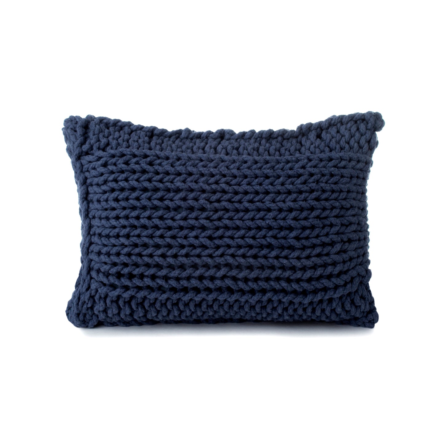 Almofada em tricô artesanal Marinho, frente e verso, com fio 100% algodão. Fechamento com zíper, possibilitando a remoção da capa para lavagem. Dimensões: Altura - 30cm; Largura - 45cm.