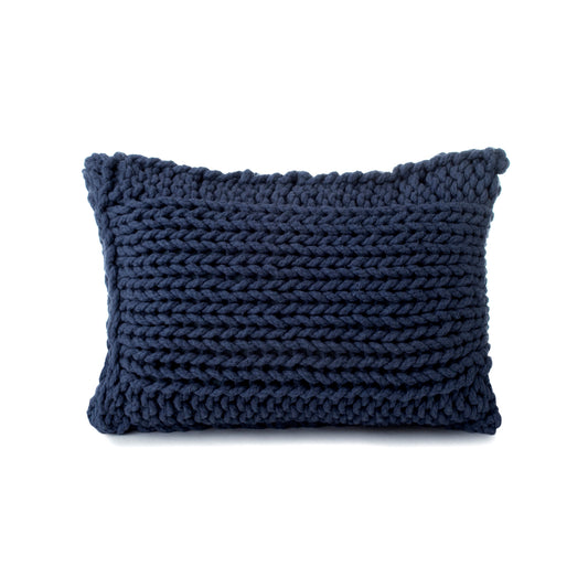 Almofada em tricô artesanal Marinho, frente e verso, com fio 100% algodão. Fechamento com zíper, possibilitando a remoção da capa para lavagem. Dimensões: Altura - 30cm; Largura - 45cm.