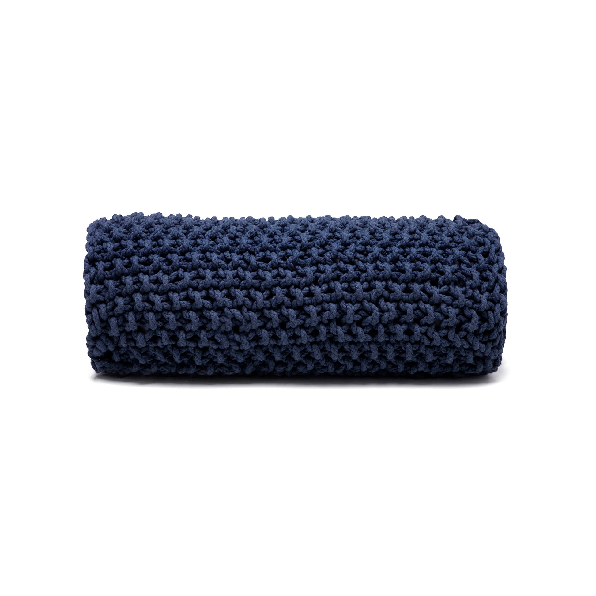 Almofada em tricô artesanal Marinho, frente e verso, com fio 100% algodão. Fechamento com zíper, possibilitando a remoção da capa para lavagem. Dimensões: Altura - 18cm; Largura - 60cm.