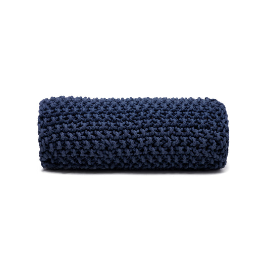 Almofada em tricô artesanal Marinho, frente e verso, com fio 100% algodão. Fechamento com zíper, possibilitando a remoção da capa para lavagem. Dimensões: Altura - 18cm; Largura - 60cm.