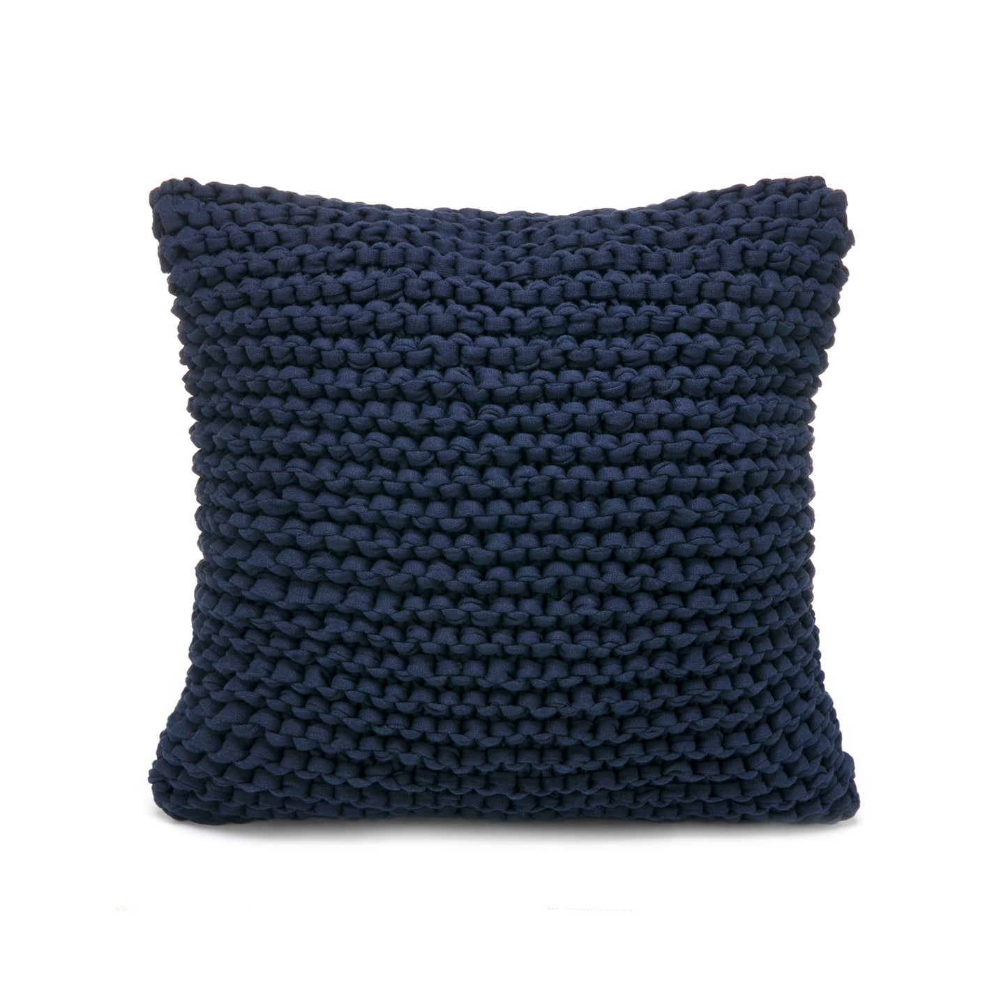 Almofada em tricô artesanal Marinho, frente e verso, com fio 100% algodão. Fechamento com zíper, possibilitando a remoção da capa para lavagem. Dimensões: Altura - 50cm; Largura - 50cm.
