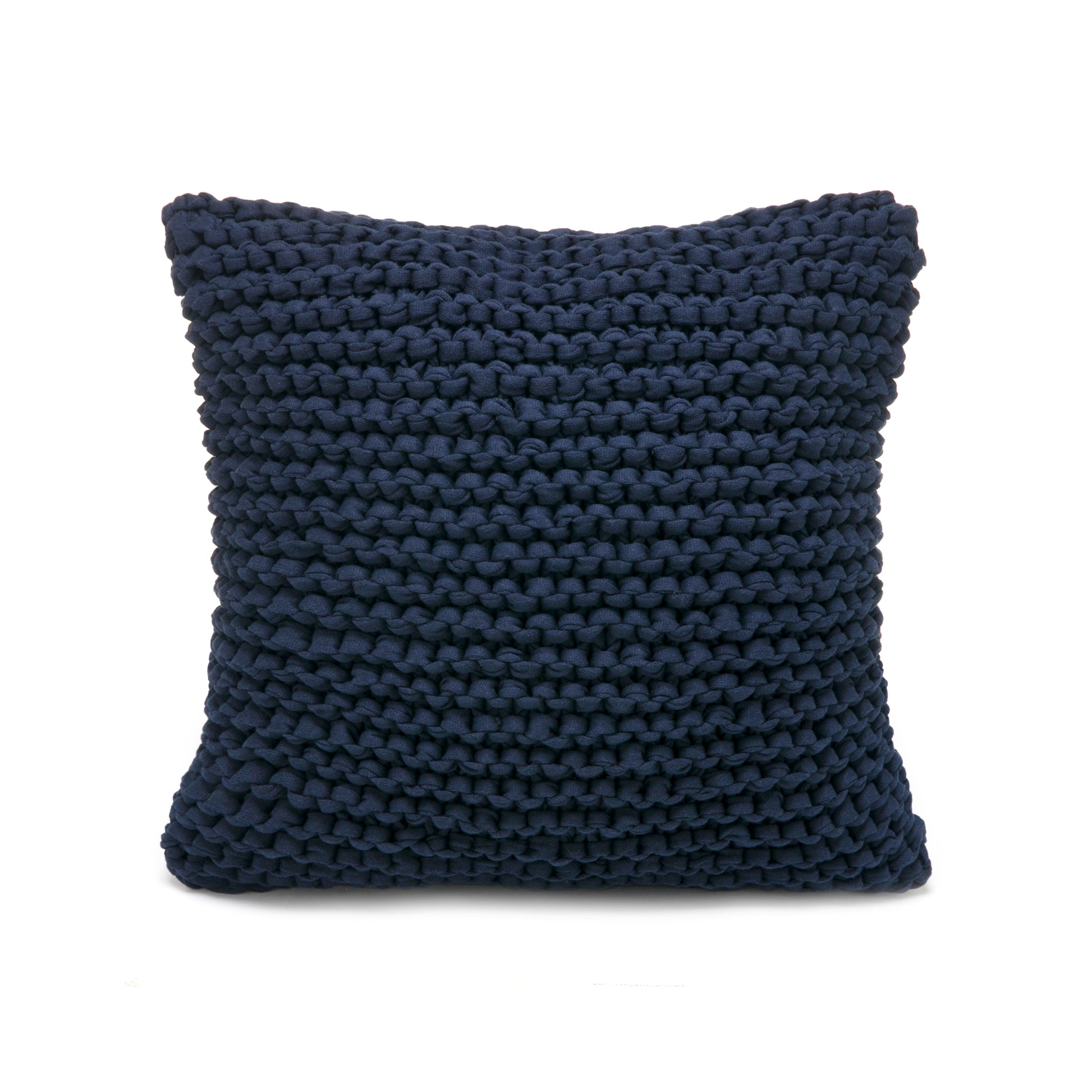 Almofada em tricô artesanal Marinho, frente e verso, com fio 100% algodão. Fechamento com zíper, possibilitando a remoção da capa para lavagem. Dimensões: Altura - 50cm; Largura - 50cm.
