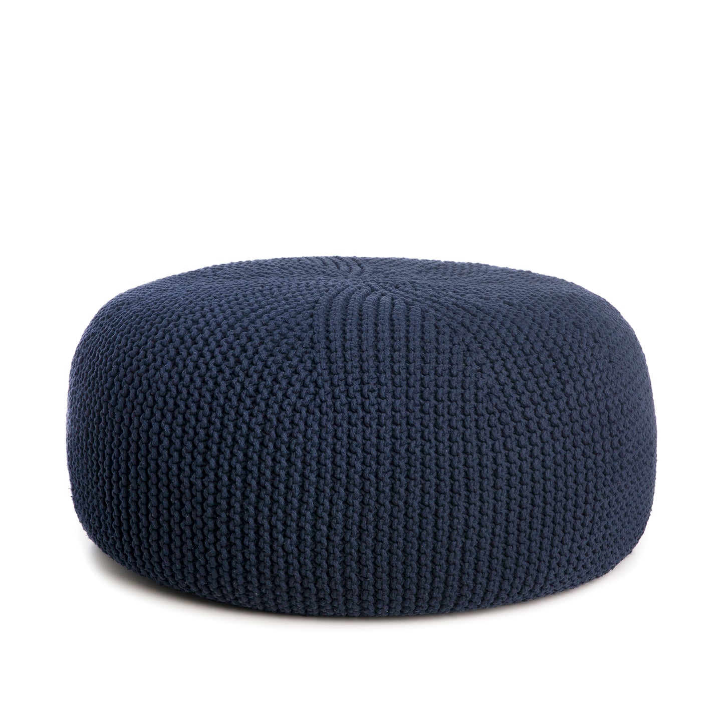 Puff em tricô artesanal, Marinho, com fio 100% algodão. Fechamento com zíper, possibilitando a remoção da capa para lavagem. Dimensões: Altura - 35cm; Diâmetro - 100cm.