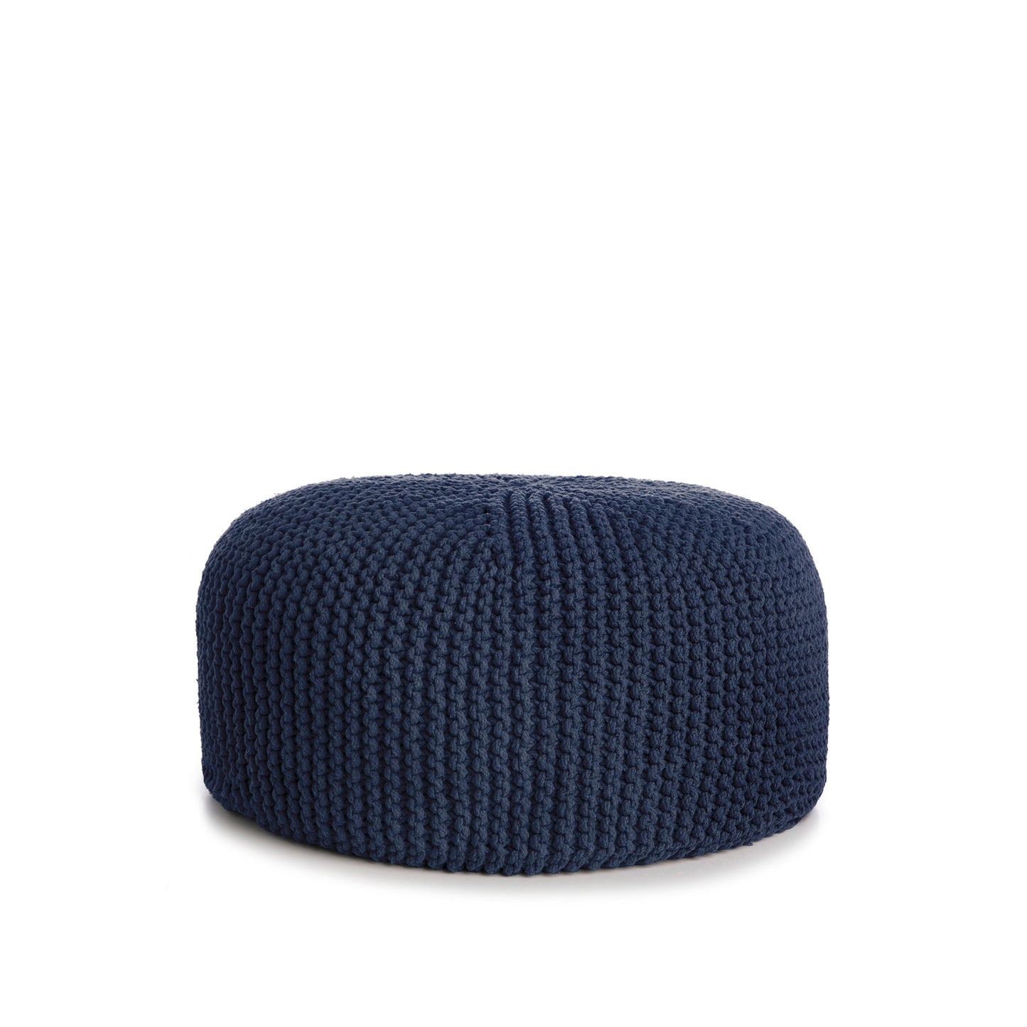 Puff em tricô artesanal, Marinho, com fio 100% algodão. Fechamento com zíper, possibilitando a remoção da capa para lavagem. Dimensões: Altura - 30cm; Diâmetro - 75cm.