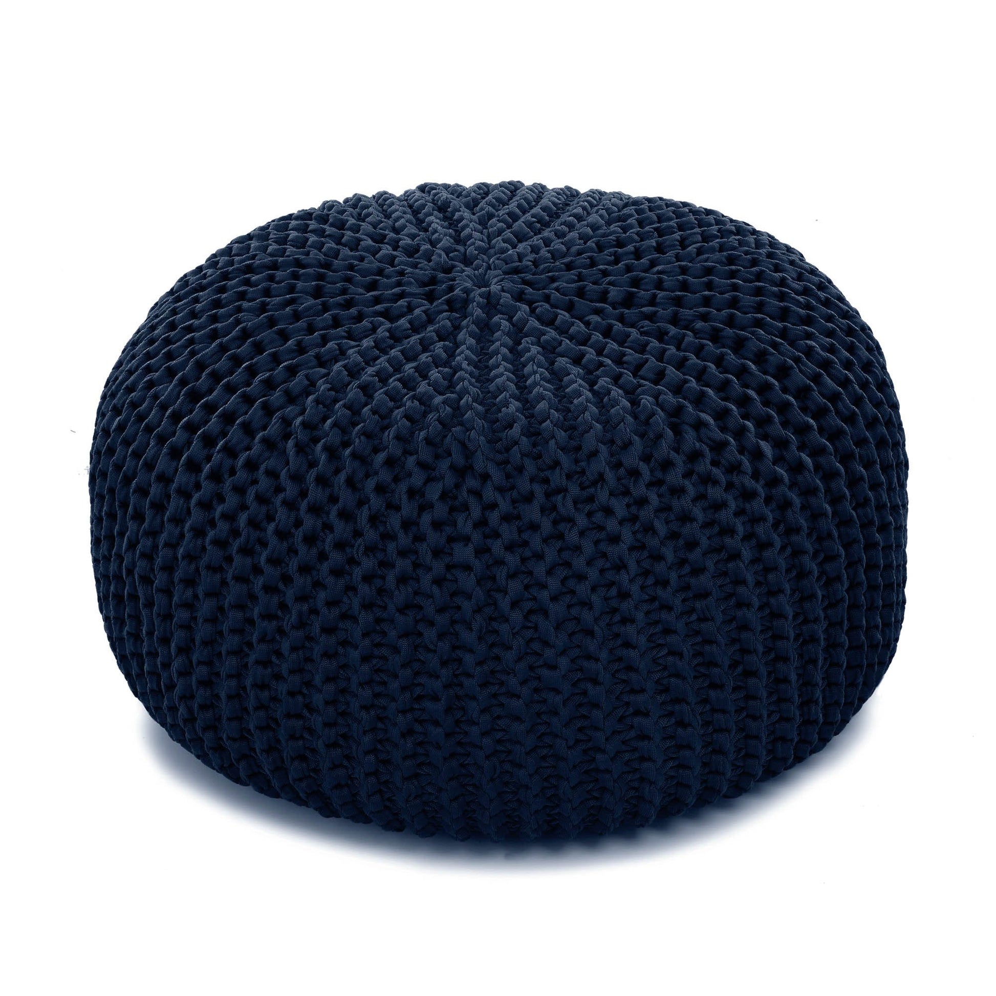 Puff em tricô artesanal para área externa, com fio 100% polipropileno. Enchimento em tecido aquablock e isopor. Fechamento com zíper, possibilitando a remoção da capa para lavagem. Dimensões: Altura - 30cm; Largura - 75cm; Comprimento - 75cm.