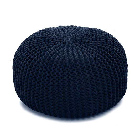 Puff em tricô artesanal para área externa, com fio 100% polipropileno. Enchimento em tecido aquablock e isopor. Fechamento com zíper, possibilitando a remoção da capa para lavagem. Dimensões: Altura - 30cm; Largura - 75cm; Comprimento - 75cm.