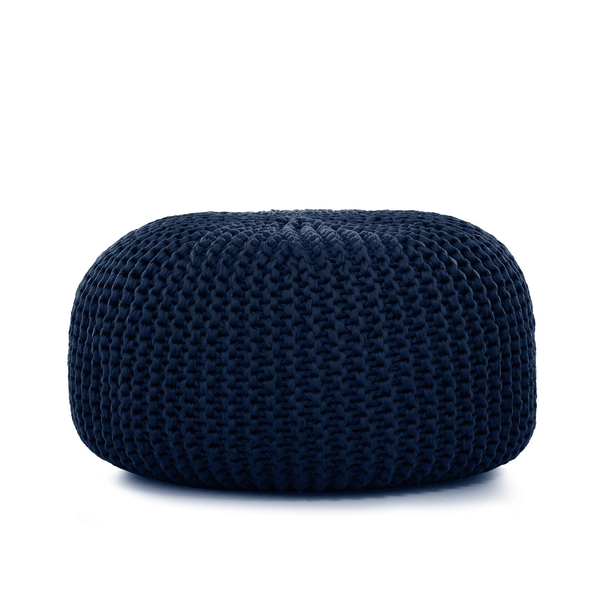 Puff em tricô artesanal para área externa, com fio 100% polipropileno. Enchimento em tecido aquablock e isopor. Fechamento com zíper, possibilitando a remoção da capa para lavagem. Dimensões: Altura - 30cm; Largura - 75cm; Comprimento - 75cm.