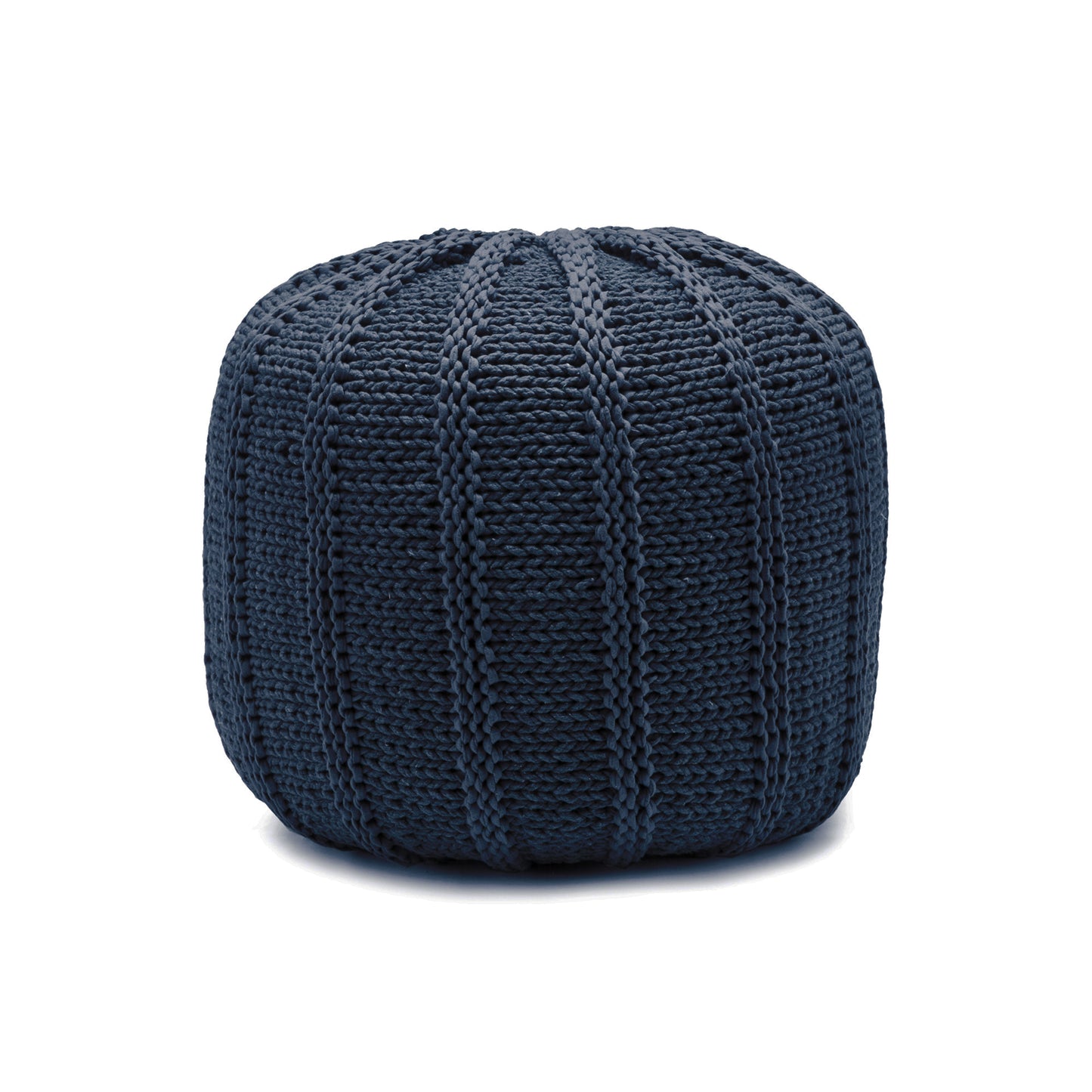 Puff em tricô artesanal, Marinho, com fio 100% algodão. Fechamento com zíper, possibilitando a remoção da capa para lavagem. Dimensões: Altura - 40cm; Diâmetro - 40cm.