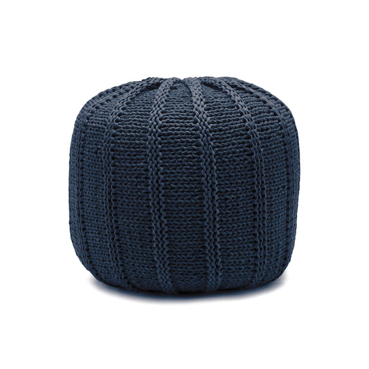 Puff em tricô artesanal, Marinho, com fio 100% algodão. Fechamento com zíper, possibilitando a remoção da capa para lavagem. Dimensões: Altura - 40cm; Diâmetro - 40cm.