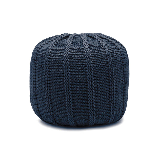 Puff em tricô artesanal, Marinho, com fio 100% algodão. Fechamento com zíper, possibilitando a remoção da capa para lavagem. Dimensões: Altura - 40cm; Diâmetro - 40cm.