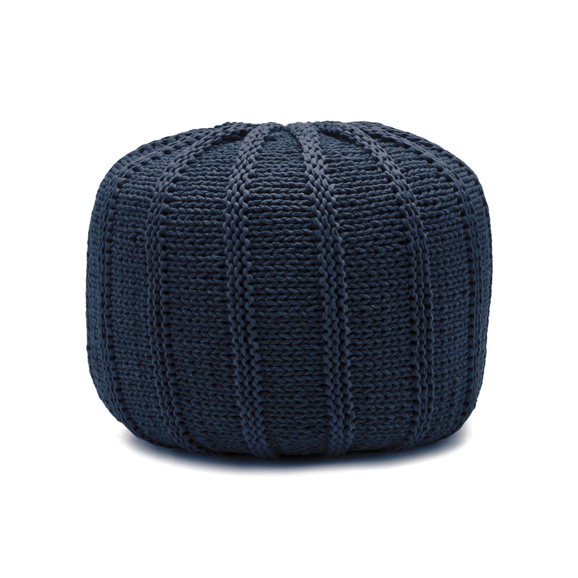 Puff em tricô artesanal, Marinho, com fio 100% algodão. Fechamento com zíper, possibilitando a remoção da capa para lavagem. Dimensões: Altura - 40cm; Diâmetro - 60cm.