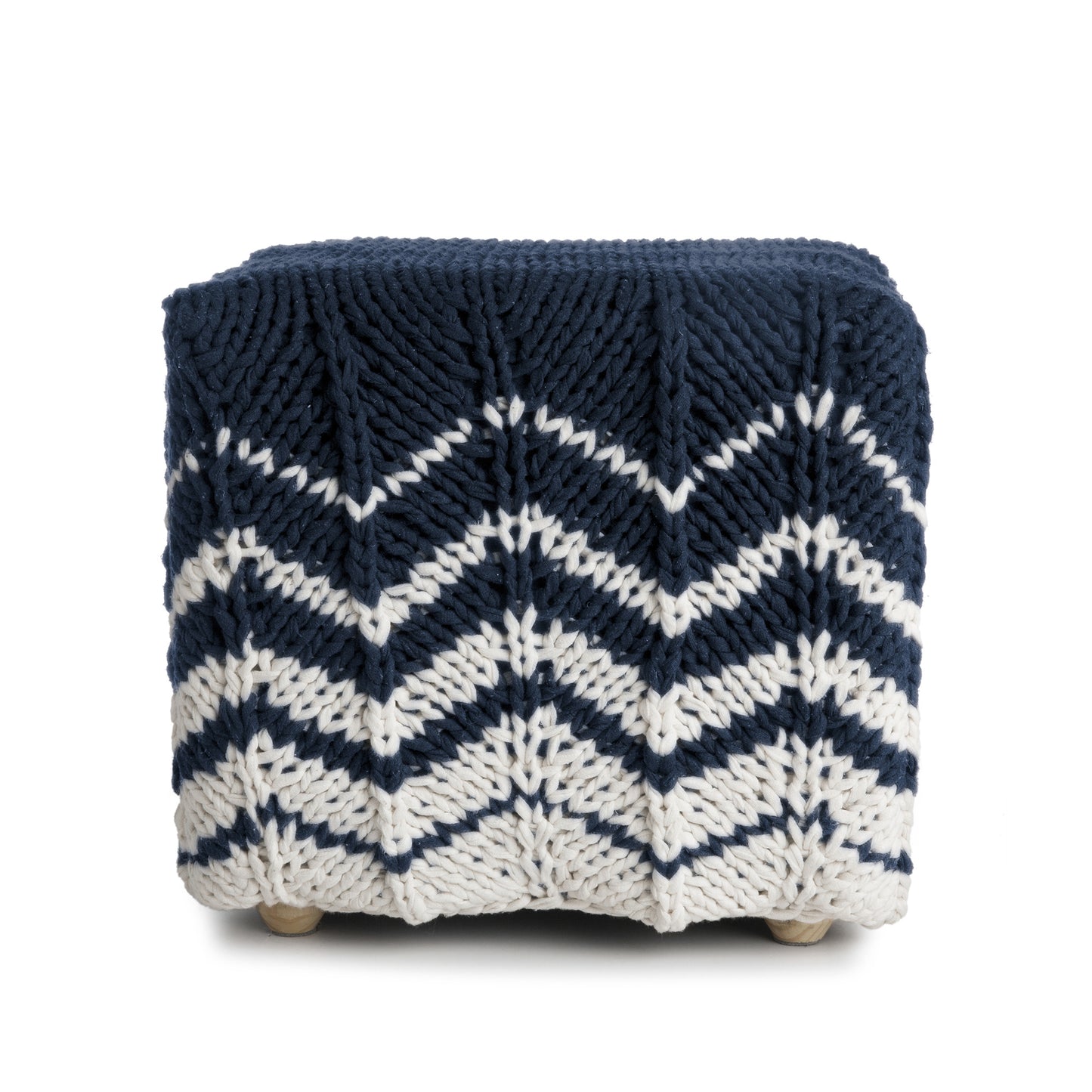 Puff Zig Zag, em tricô artesanal, Marinho/Cru, com fio 100% algodão. Dimensões: Altura - 40cm; Largura - 45cm; Comprimento - 45cm.