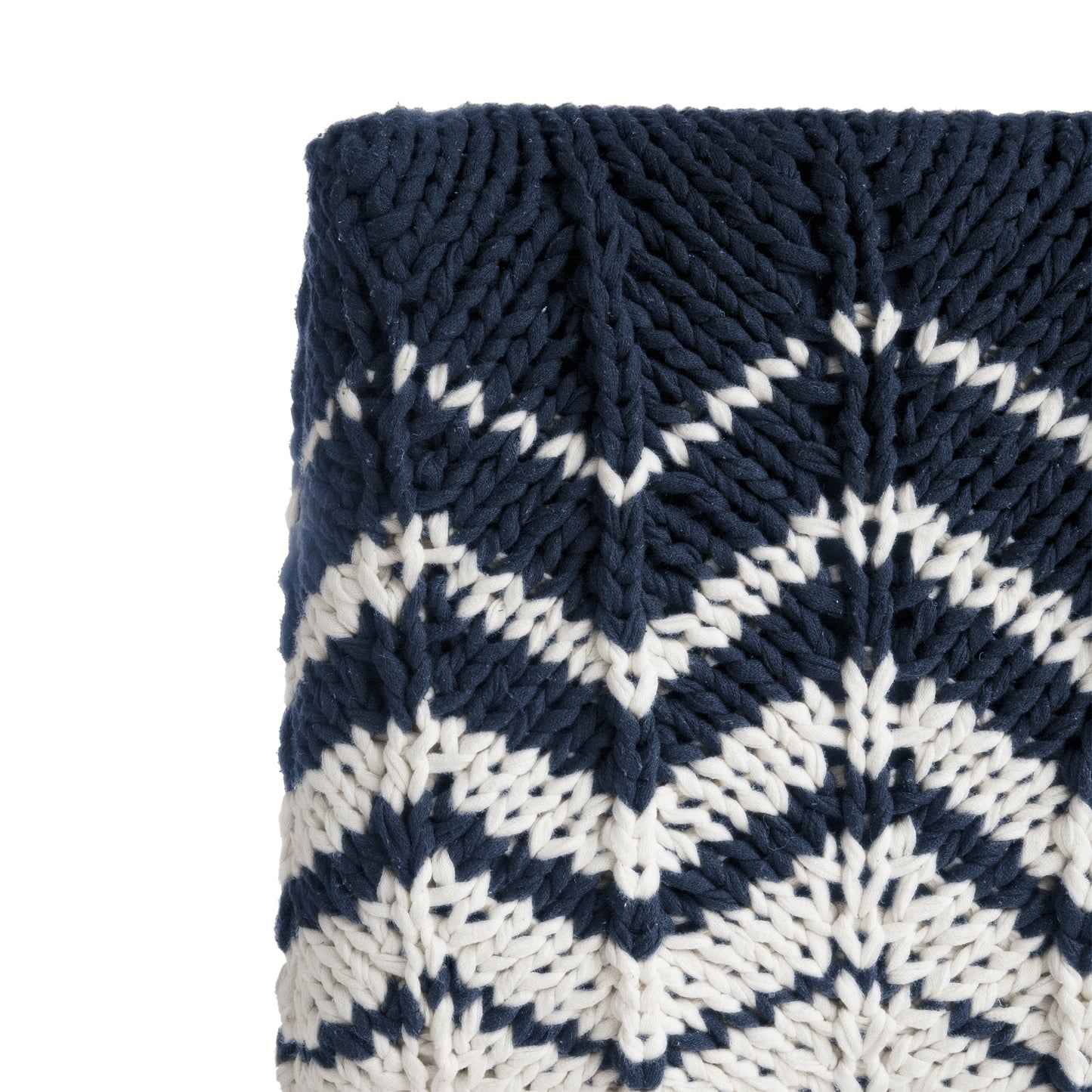 Puff Zig Zag, em tricô artesanal, Marinho/Cru, com fio 100% algodão. Dimensões: Altura - 40cm; Largura - 45cm; Comprimento - 45cm.