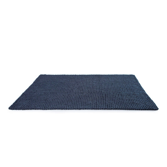 Tapete em tricô artesanal Marinho, com fio 100% algodão. Dimensões: Largura - 150cm; Comprimento - 200cm.