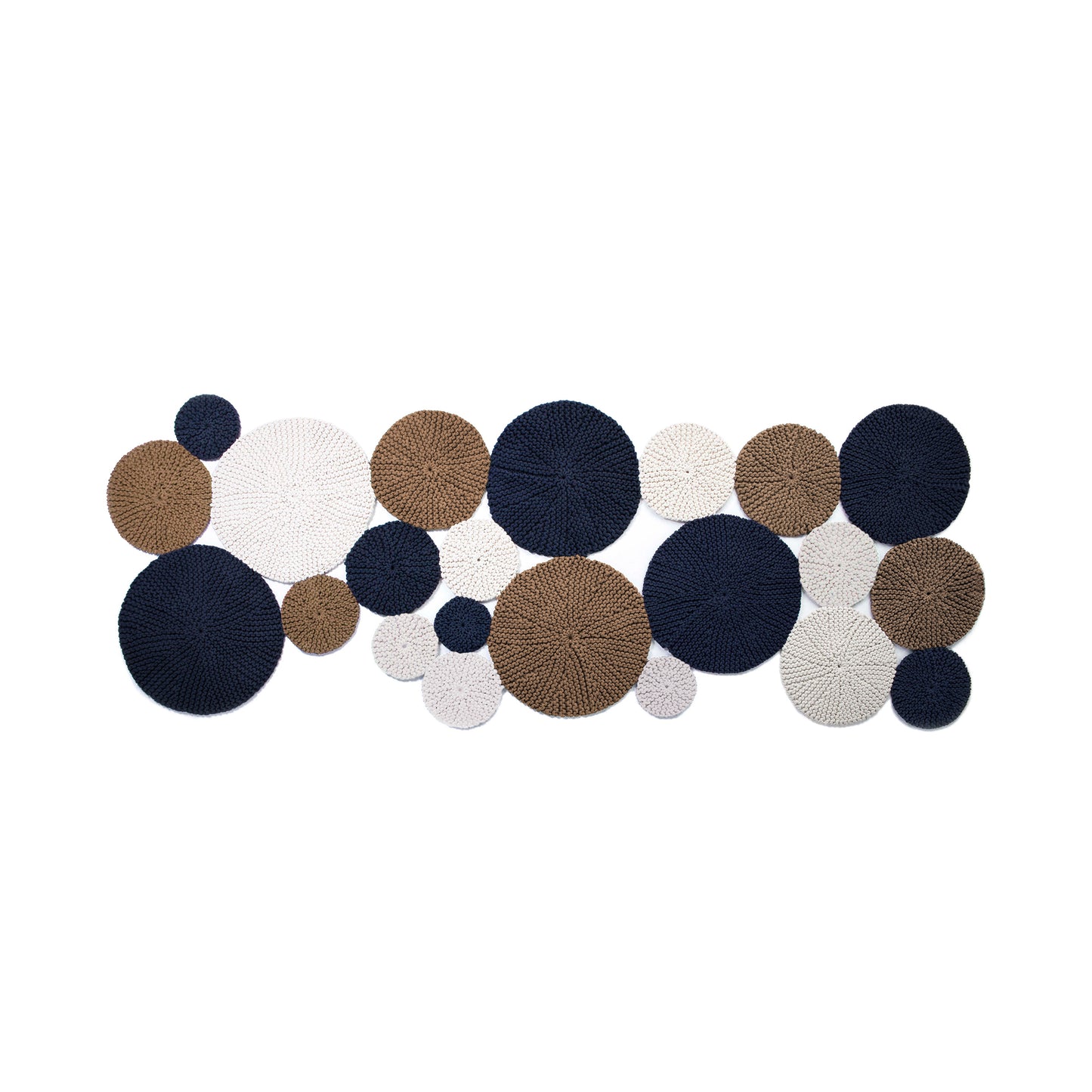 Tapete em tricô artesanal Cru/Caramelo/Marinho, com fio 100% algodão. Dimensões: Largura - 120cm; Comprimento - 250cm.