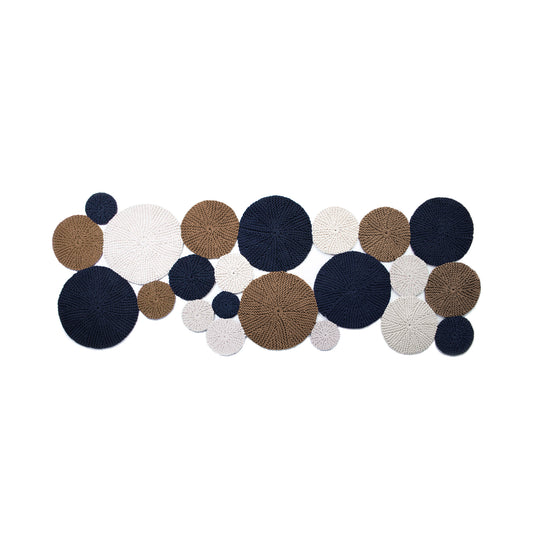 Tapete em tricô artesanal Cru/Caramelo/Marinho, com fio 100% algodão. Dimensões: Largura - 120cm; Comprimento - 250cm.