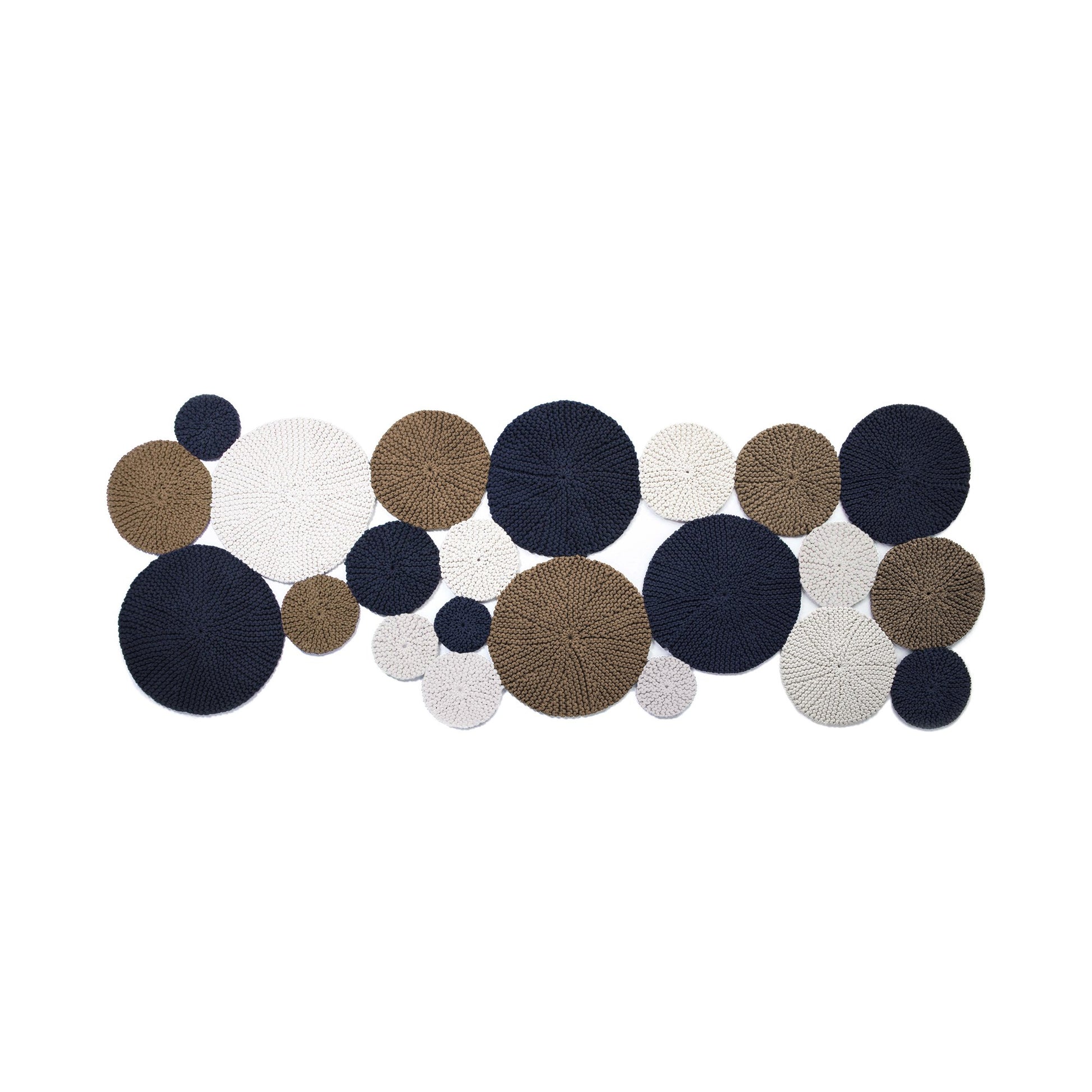 Tapete em tricô artesanal Cru/Caramelo/Marinho, com fio 100% algodão. Dimensões: Largura - 120cm; Comprimento - 250cm.