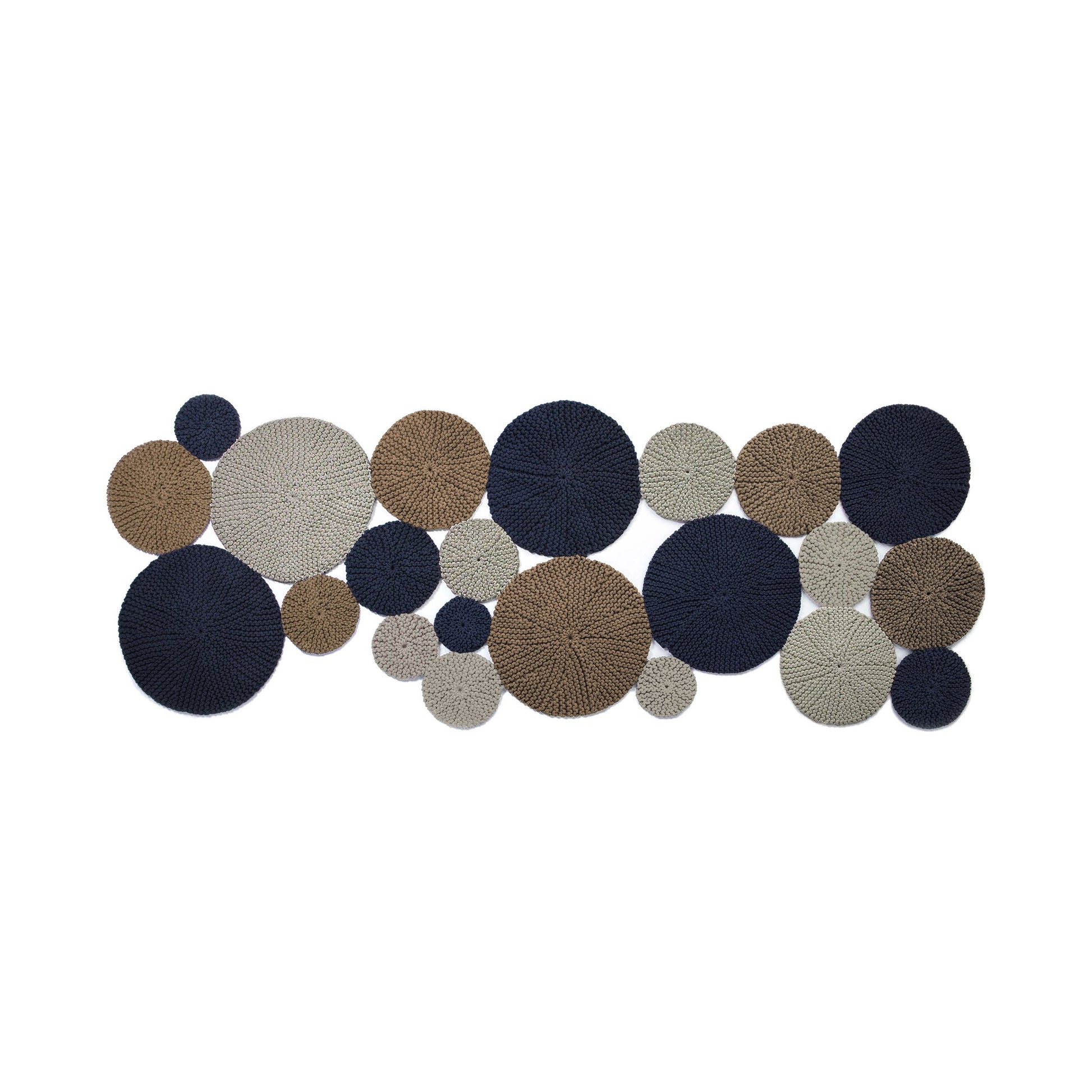 Tapete em tricô artesanal Fendi/Caramelo/Marinho, com fio 100% algodão. Dimensões: Largura - 120cm; Comprimento - 250cm.