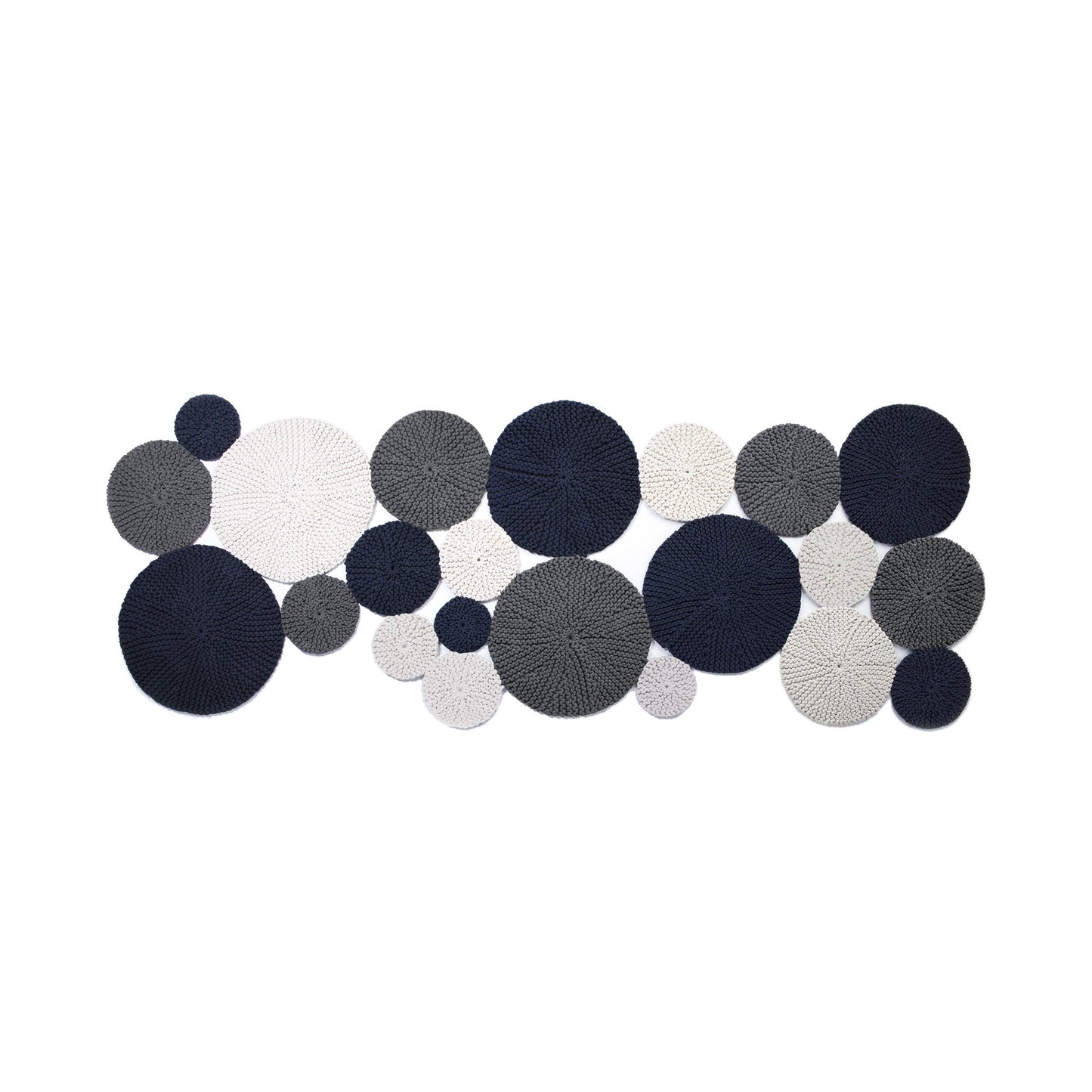 Tapete em tricô artesanal Cru/Cinza/Marinho, com fio 100% algodão. Dimensões: Largura - 120cm; Comprimento - 250cm.